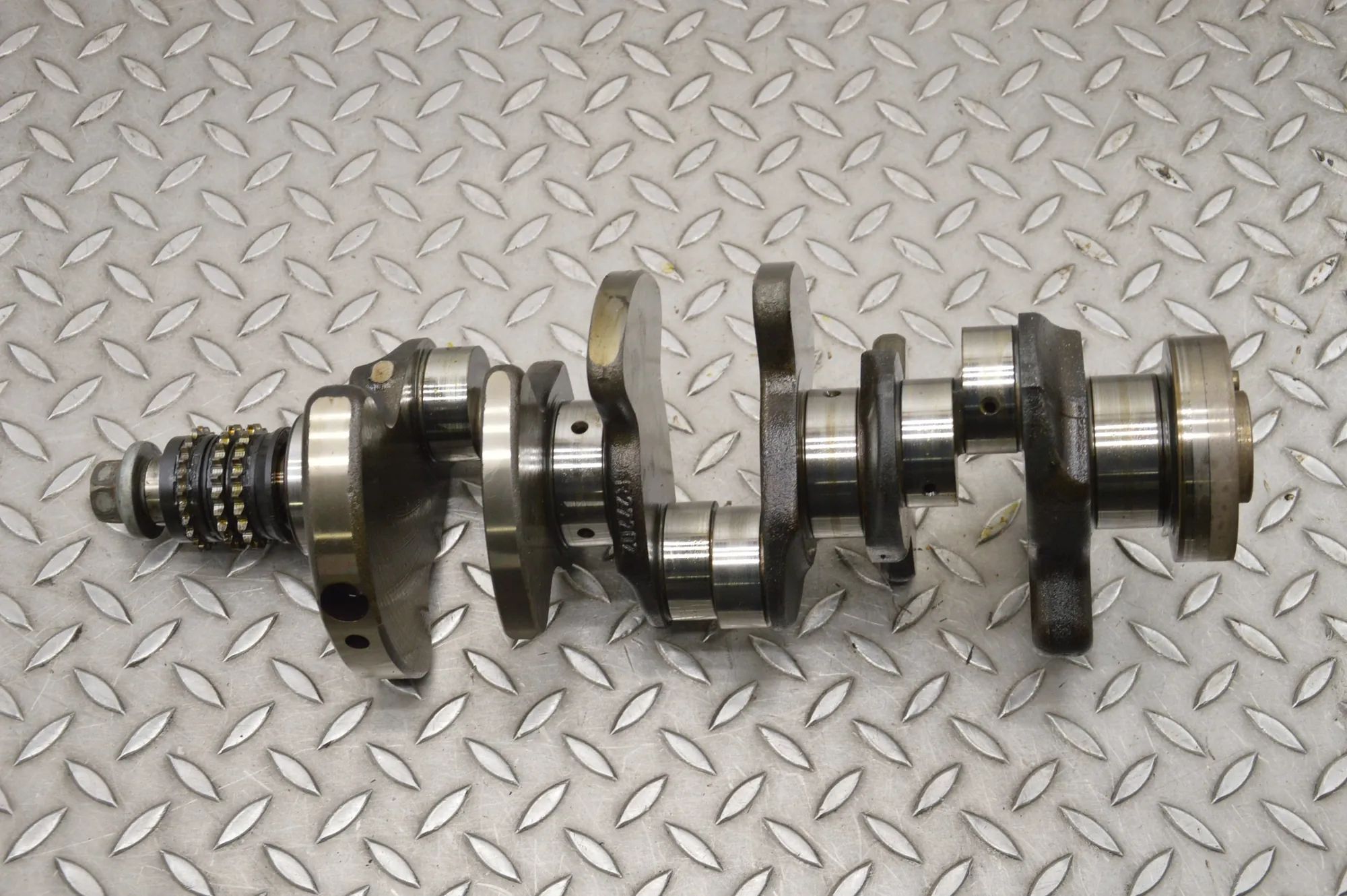 Mercedes-Benz CLS (C219) kampiakseli Crankshaft — MERCEDES BENZ CLS (C219) (2004-201...