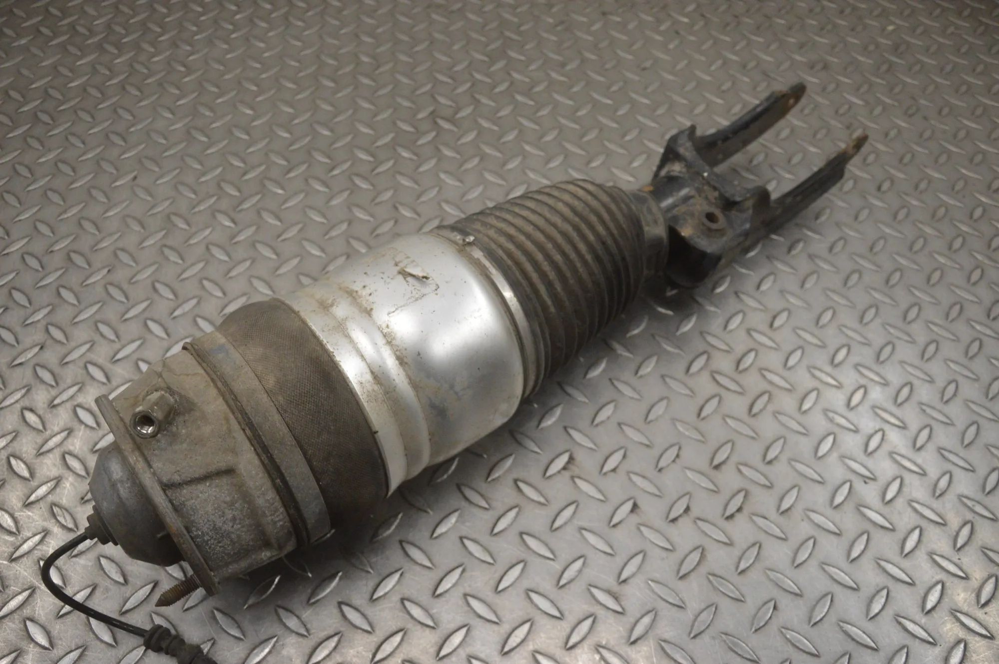 Porsche Cayenne Front Left Air Shock Absorber Front Left Air Shock Absorber — PORSCHE CAYENNE...
