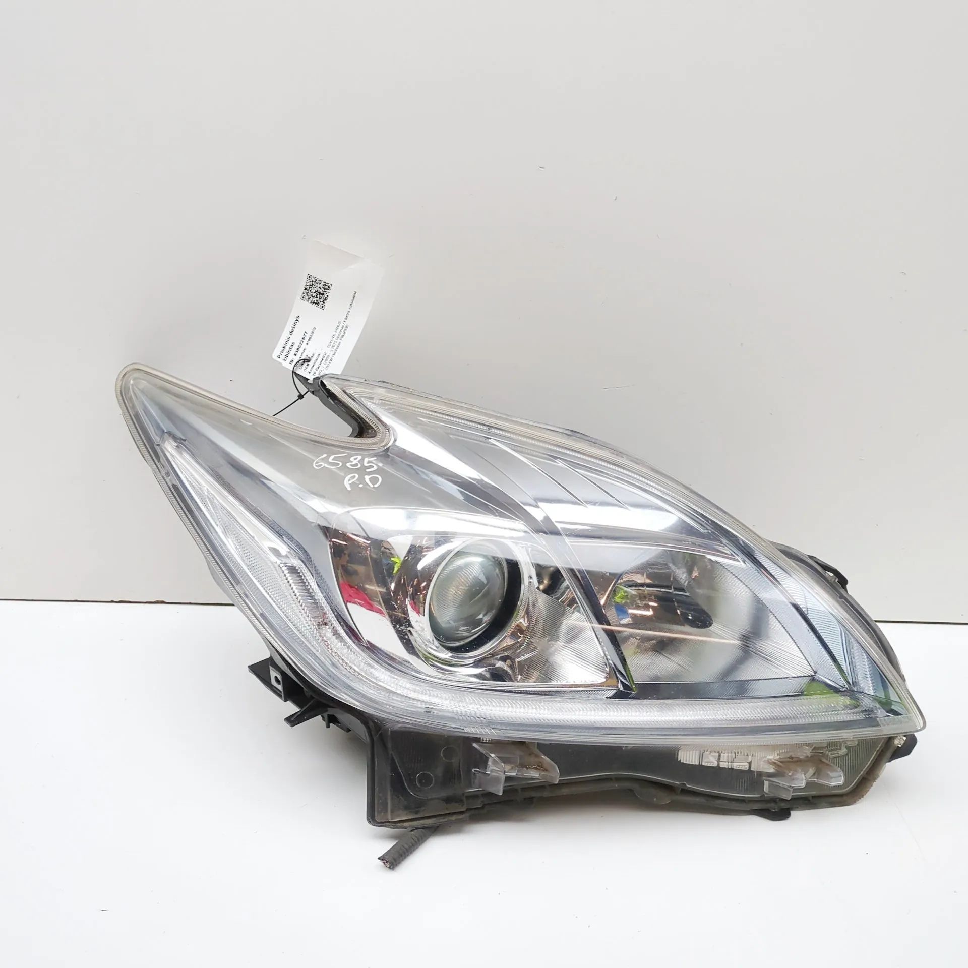 Toyota Prius+ Front Right Headlight Front Right Headlight — TOYOTA PRIUS (_W3_) (20...