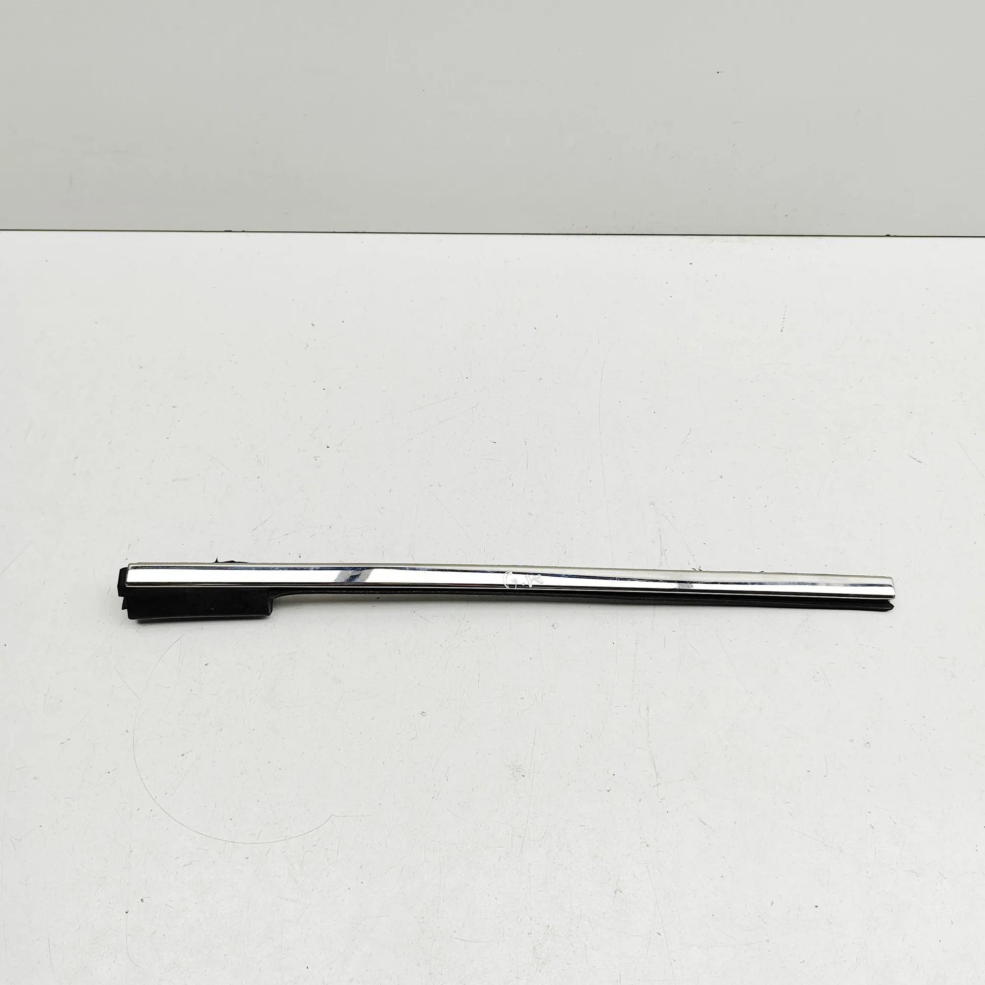 Door window strip — rear left Brand/Model: ASTON MARTIN DB9
Year: 2008
Engine...