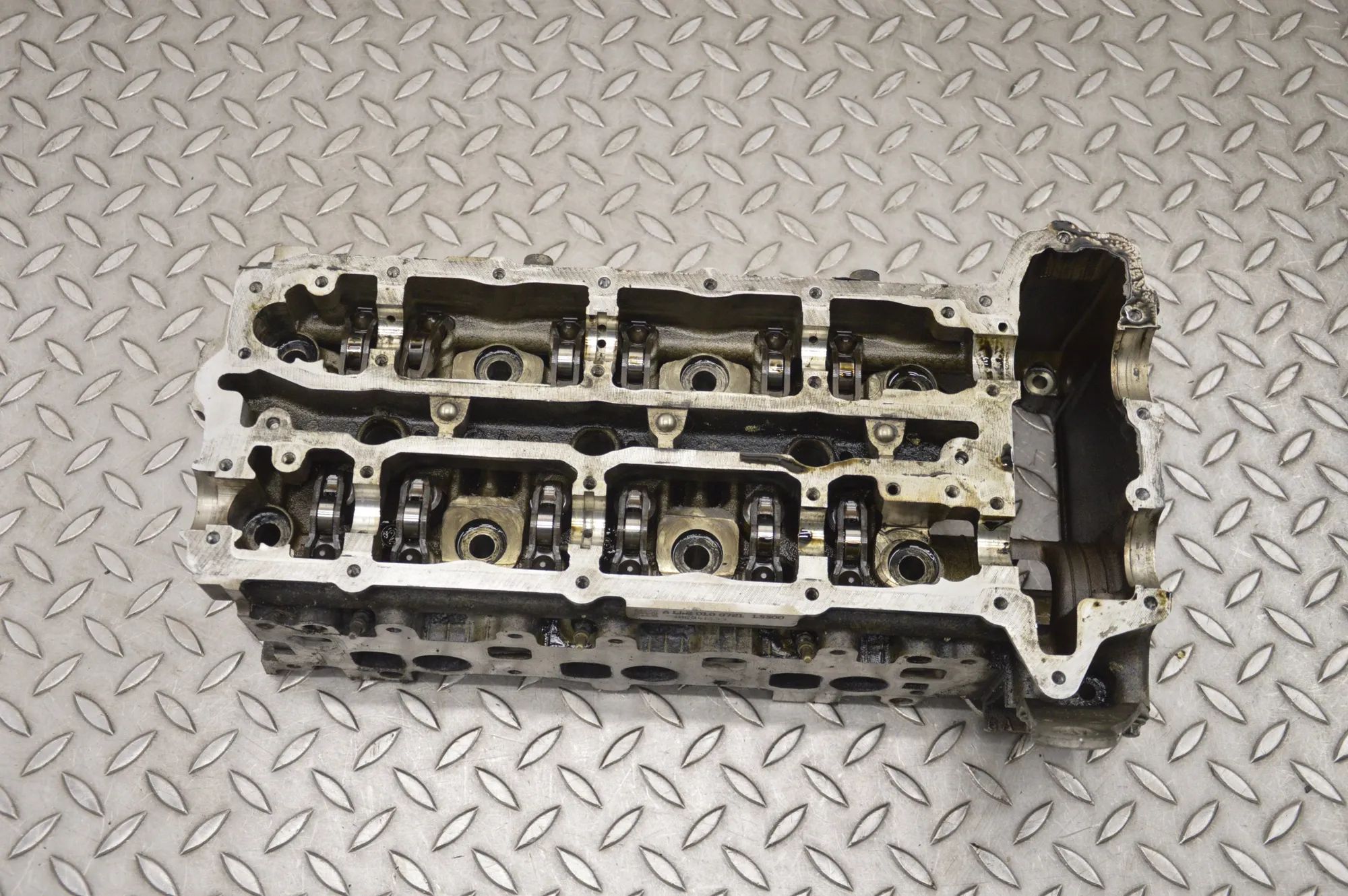 Mercedes-Benz CLS (C219) Left Side Engine Head Left Side Engine Head — MERCEDES BENZ CLS (C219...