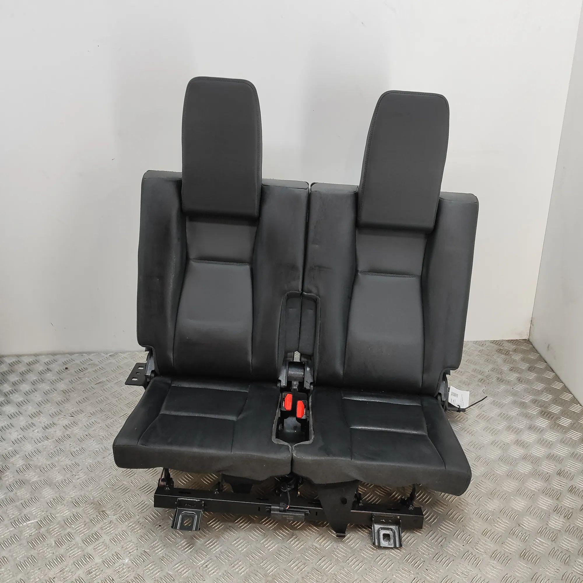 Land Rover Discovery Sport Rear seat Rear seat — LAND ROVER DISCOVERY SPORT (L550) (...