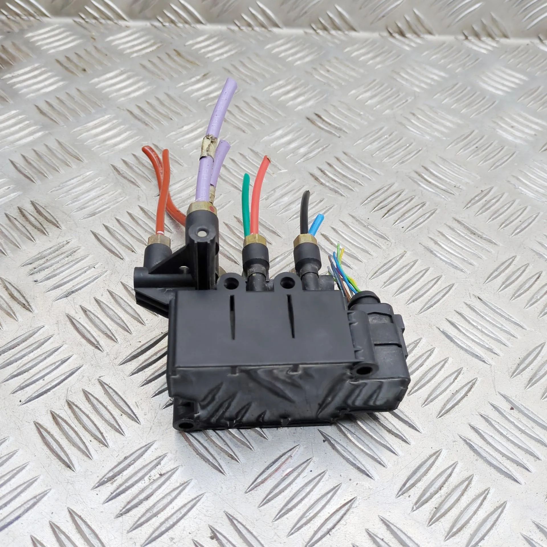 Volkswagen Touareg Air Suspension Control Unit Air Suspension Control Unit — VW TOUAREG (CR7) ...