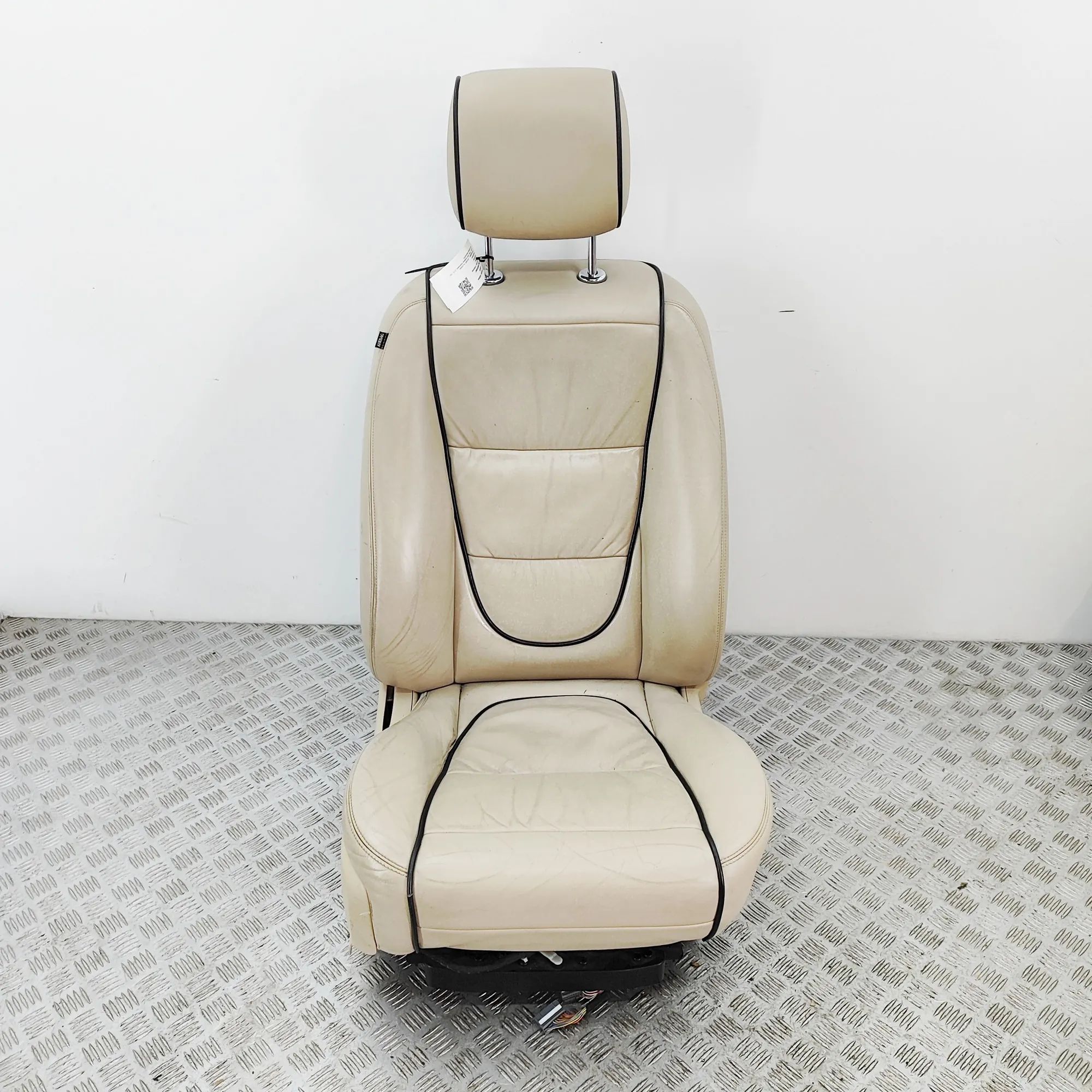 Jaguar XJ Front Right Seat Front right seat — JAGUAR XJ (X350) (2003-2009)...