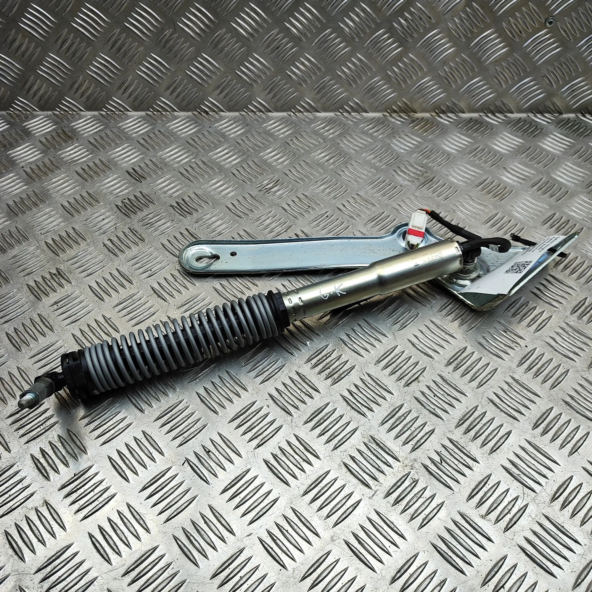 Maserati Ghibli Left Side Tailgate Gas Strut Left Side Tailgate Gas Strut — MASERATI GHIBLI ...