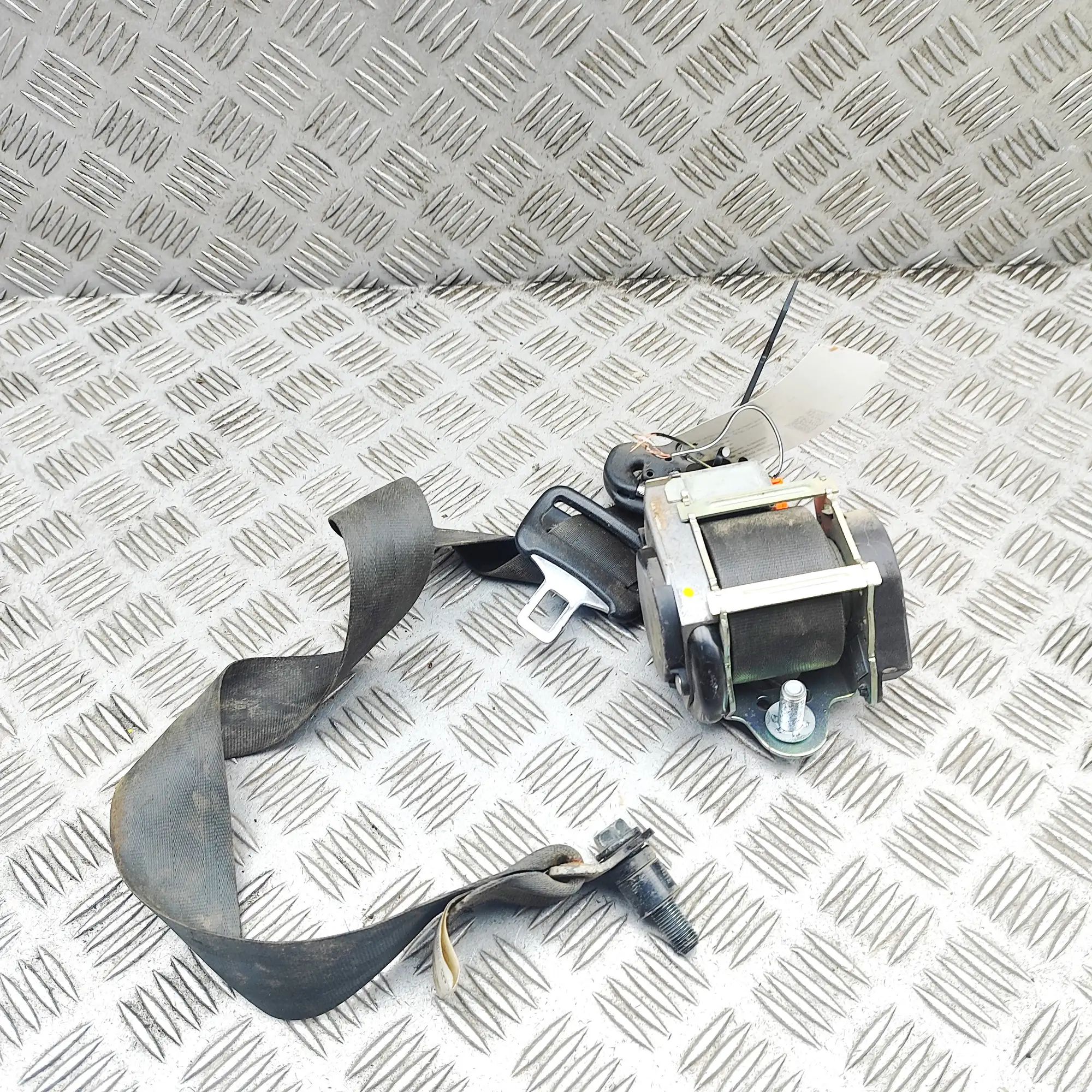 Isuzu D-Max Front Left Seatbelt Front Left Seatbelt — ISUZU D-MAX (II TFR, TFS)...