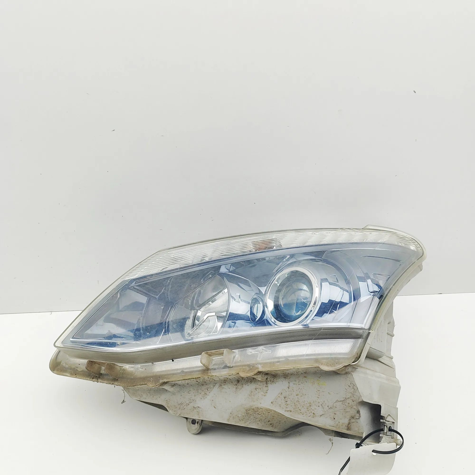 Isuzu D-Max Front Right Headlight Front Right Headlight — ISUZU D-MAX (II TFR, TF...
