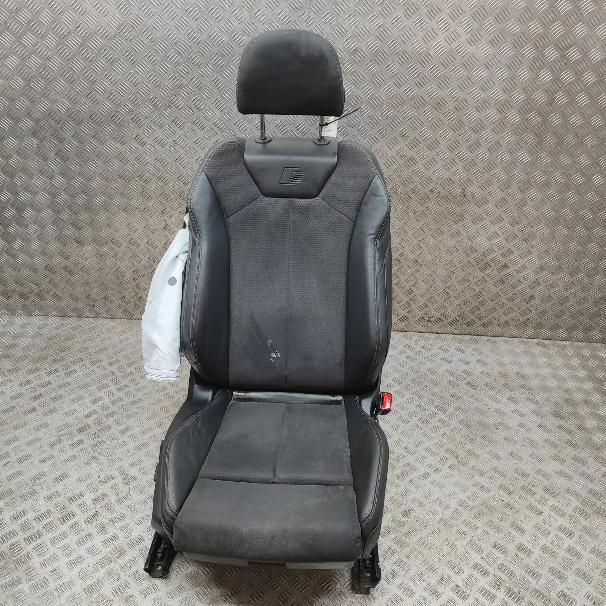 Audi Q3 (F3) Front Right Seat Front right seat — AUDI Q3 (F3) (2018-...) — 5Q...