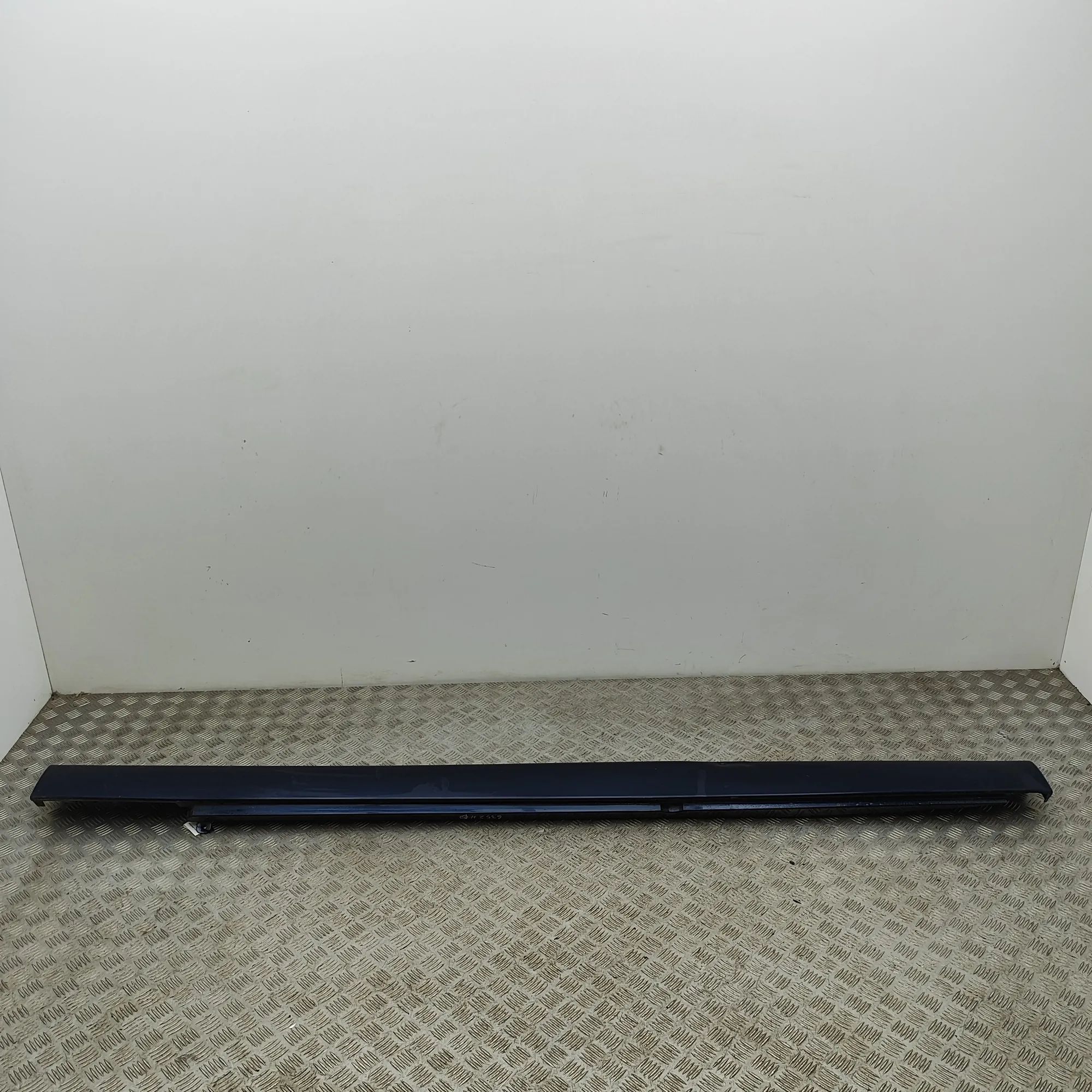 Jaguar XJ Right Side Plastic Sideskirt Cover Right Side Plastic Sideskirt Cover — JAGUAR XJ ...