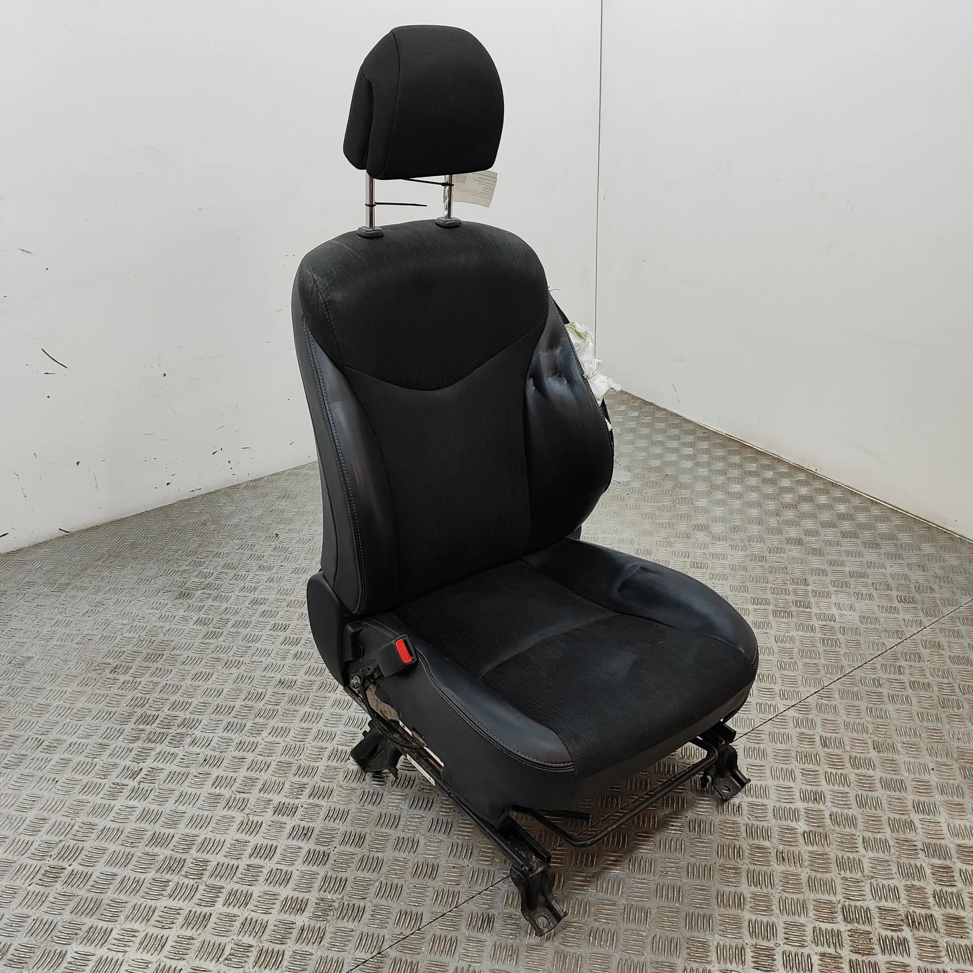 Toyota Prius+ Front Left Seat Front left seat — TOYOTA PRIUS (PLUS _W4_) (201...