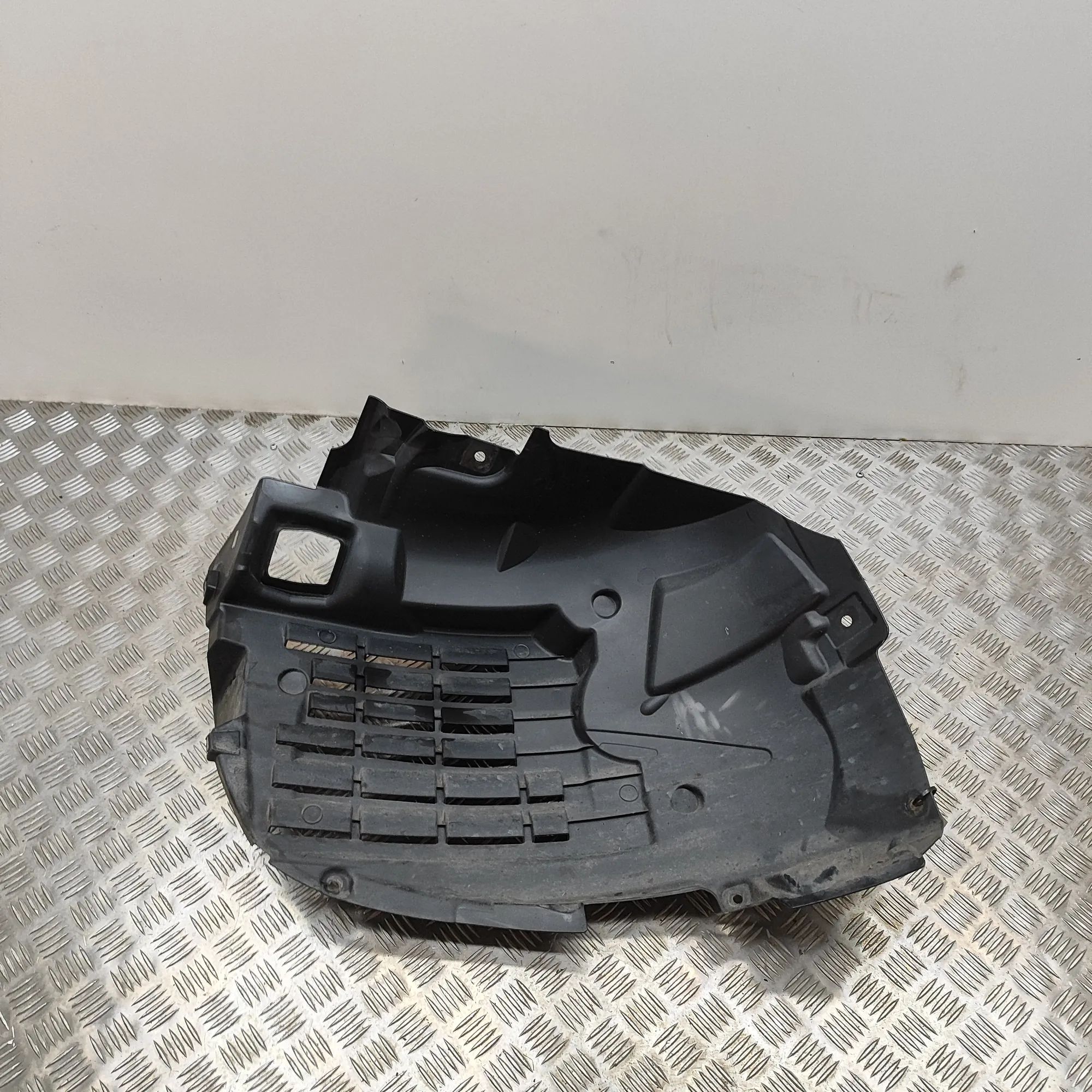 Land Rover Discovery Wheel arch liner — front — right — front section Wheel arch liner — front — right — front sectio...