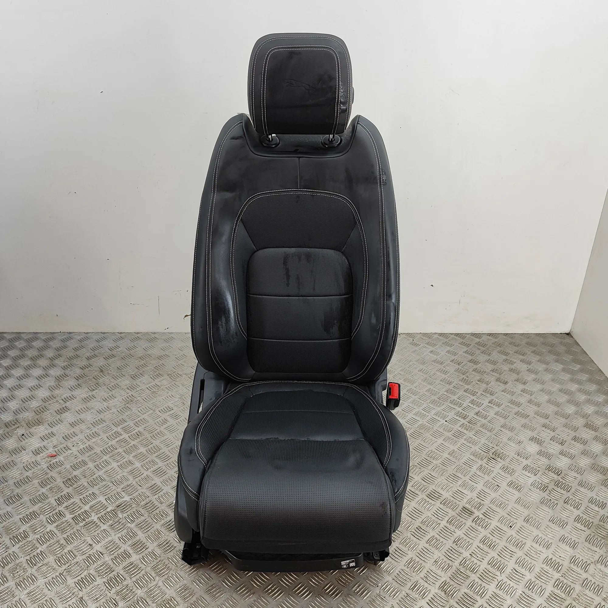 Jaguar I-Pace Front Right Seat Front right seat — JAGUAR I-PACE (X590) (2018-....
