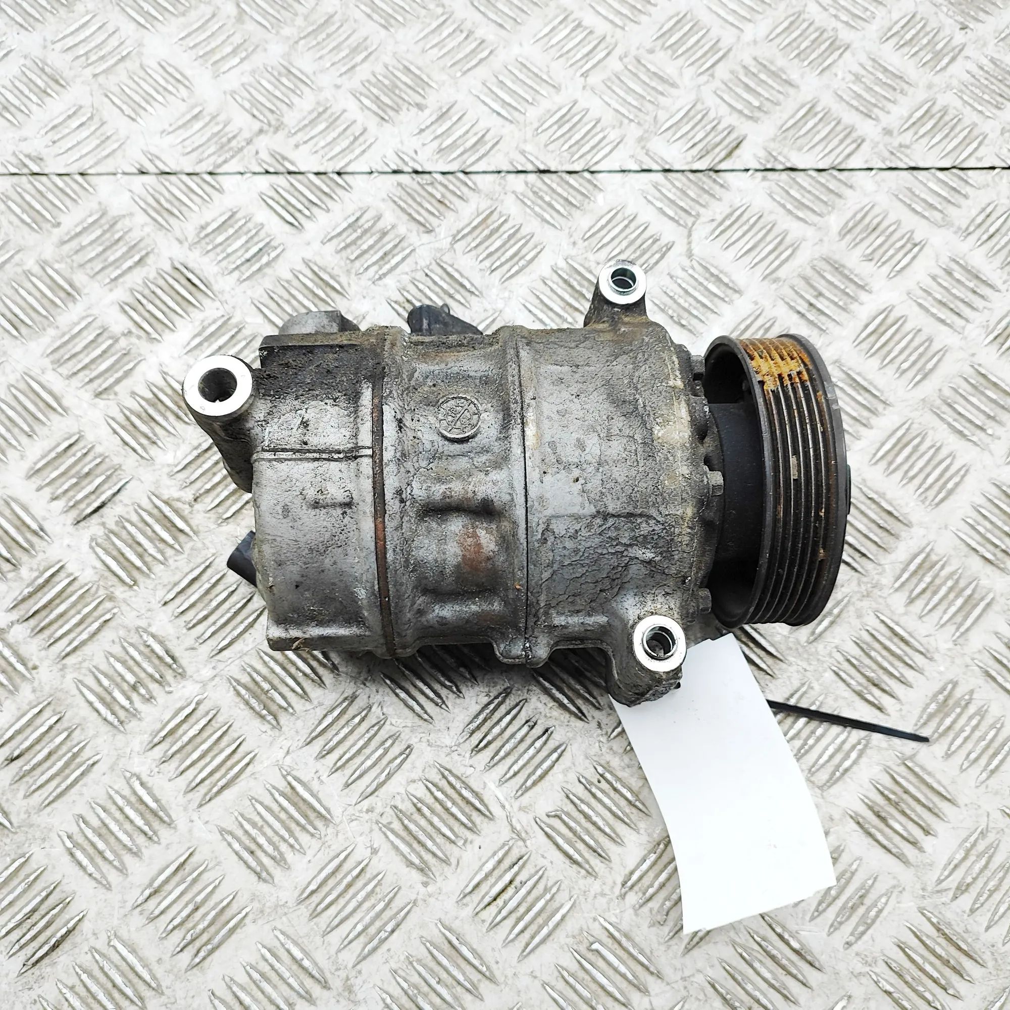 Volkswagen Transporter (T6, Caravelle, Multivan) Air-conditioning compressor Air-conditioning compressor — VW TRANSPORTER (V...