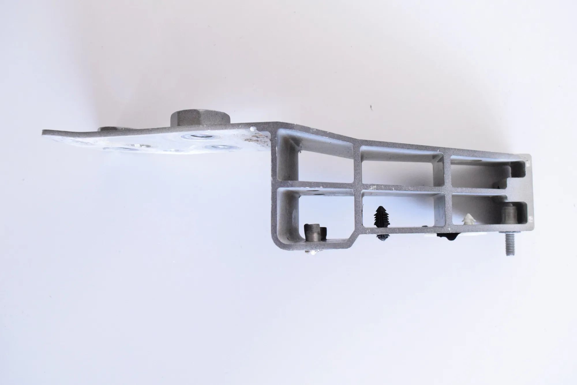 Jaguar I-Pace Left Headlight Bracket Left Headlight Bracket — JAGUAR I-PACE (X590) (...