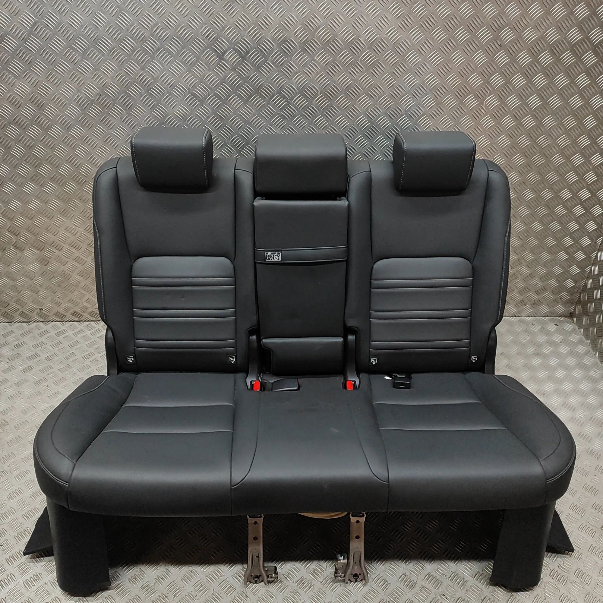 Lexus NX Takapenkki Rear seat — LEXUS NX (_Z1_) (2014-...) — 71018-...