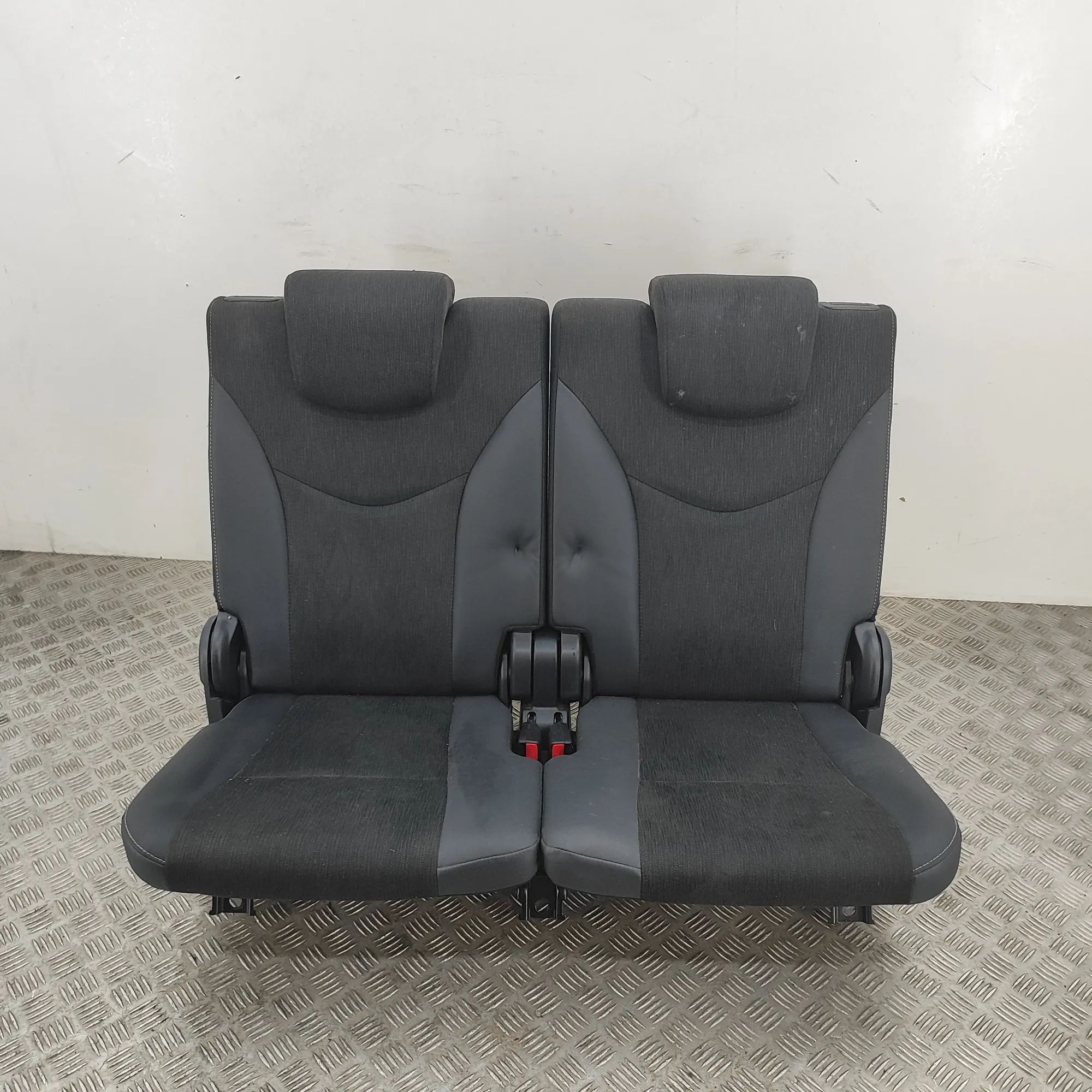 Toyota Prius+ Takapenkki Rear seat — TOYOTA PRIUS (PLUS _W4_) (2011-...)...