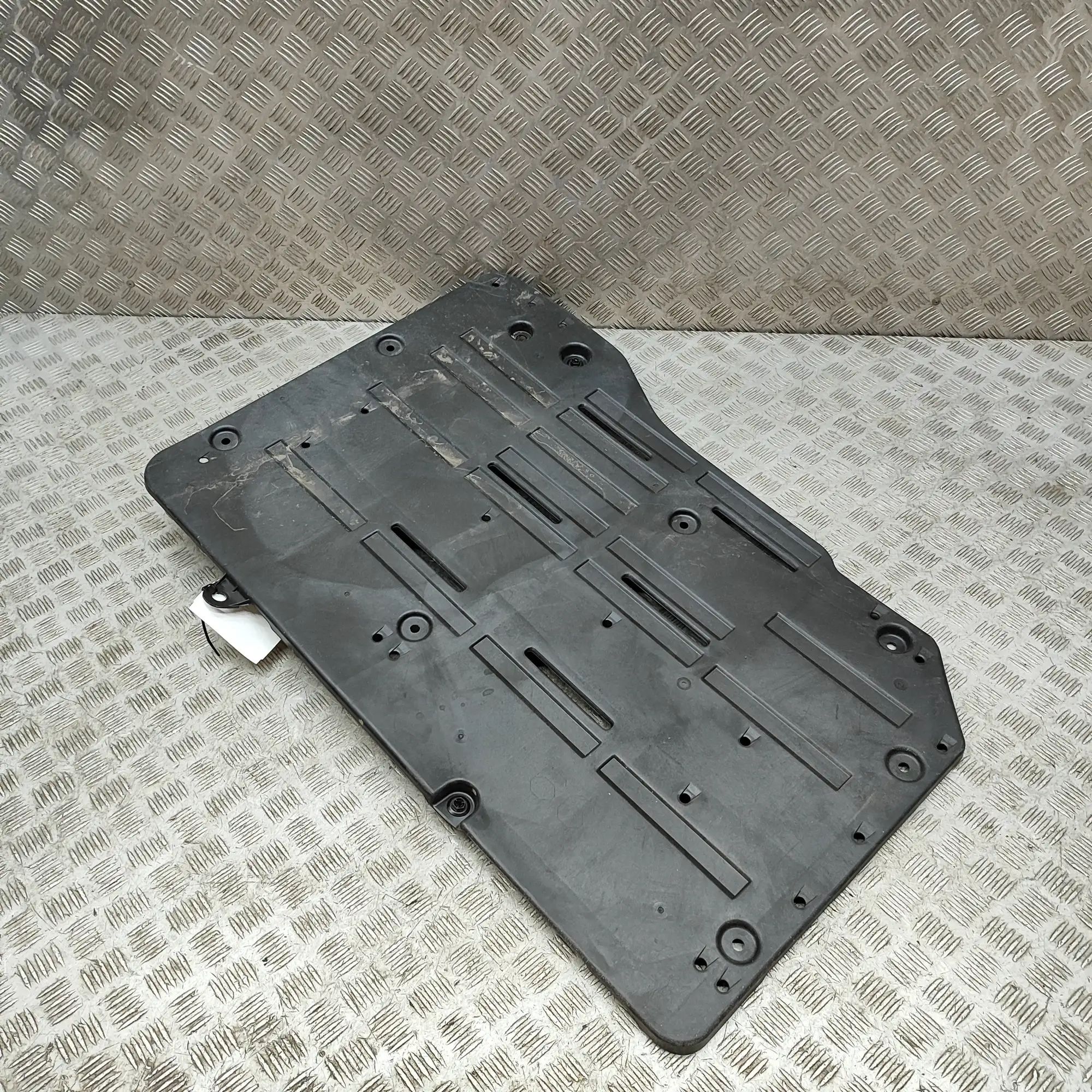 Toyota Prius Rear Middle Underbody Cover Rear Middle Underbody Cover — TOYOTA PRIUS (_W6...