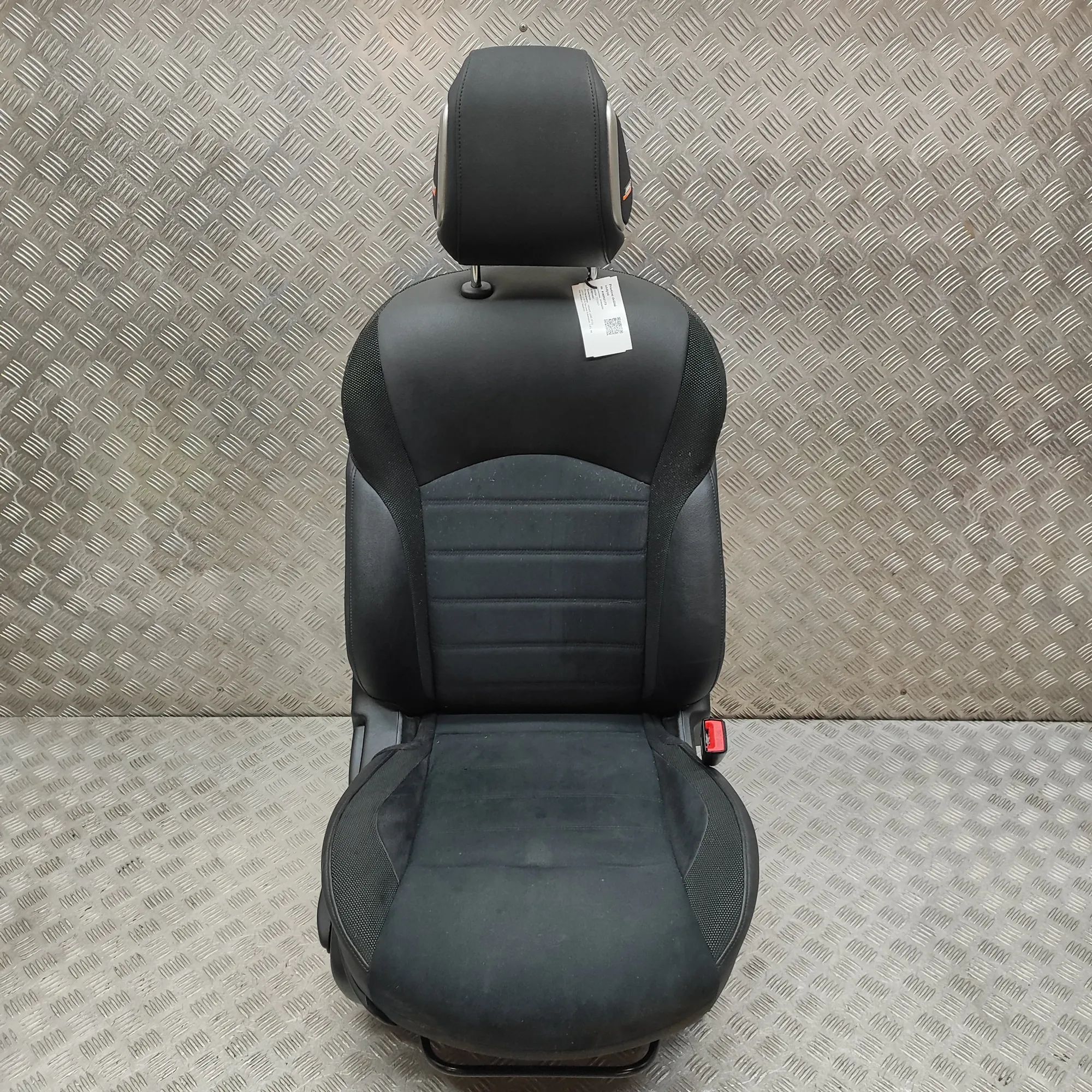 Nissan Juke Front Right Seat Front right seat — NISSAN JUKE (F15) (2010-...)...