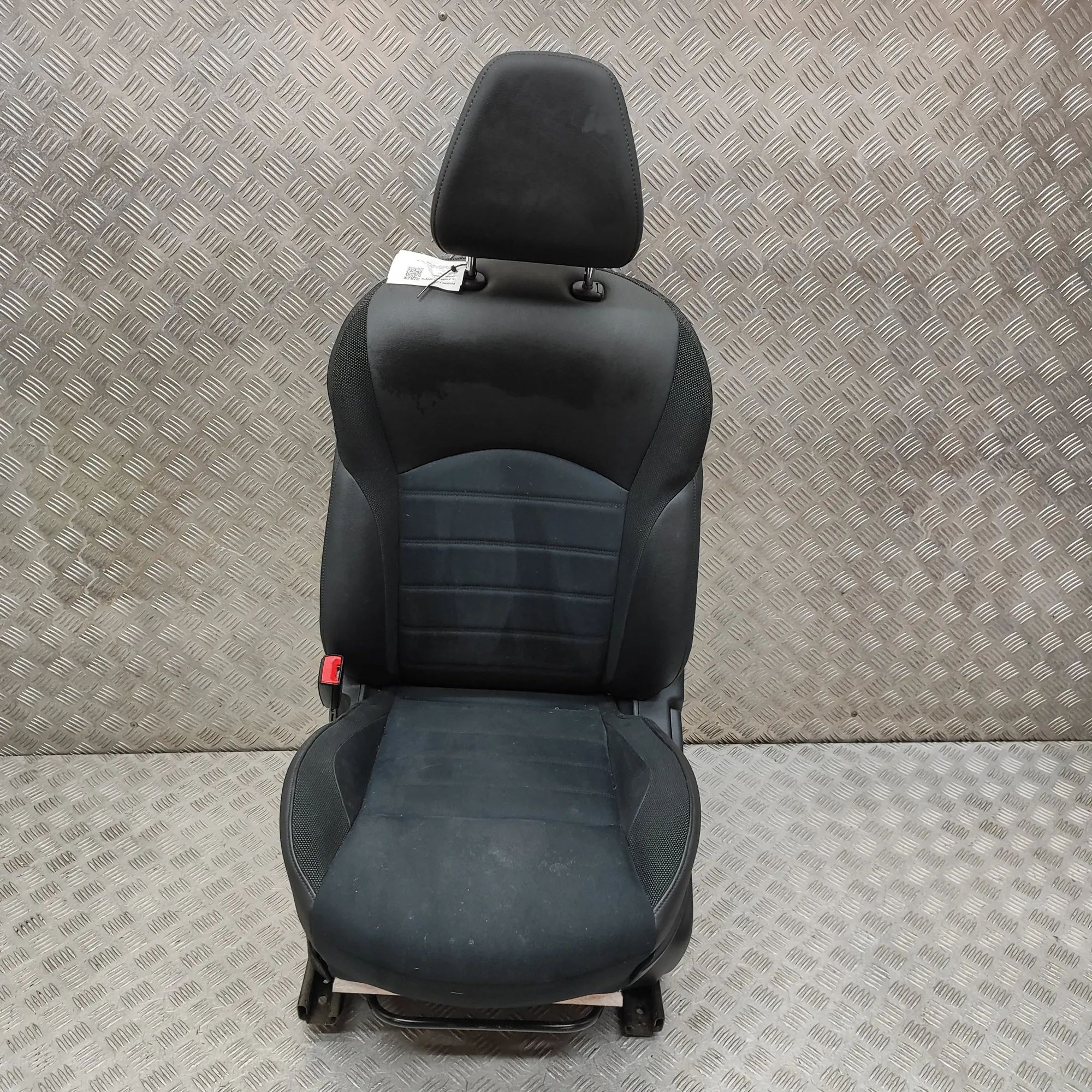 Nissan Juke Front Left Seat Front left seat — NISSAN JUKE (F15) (2010-...) ...