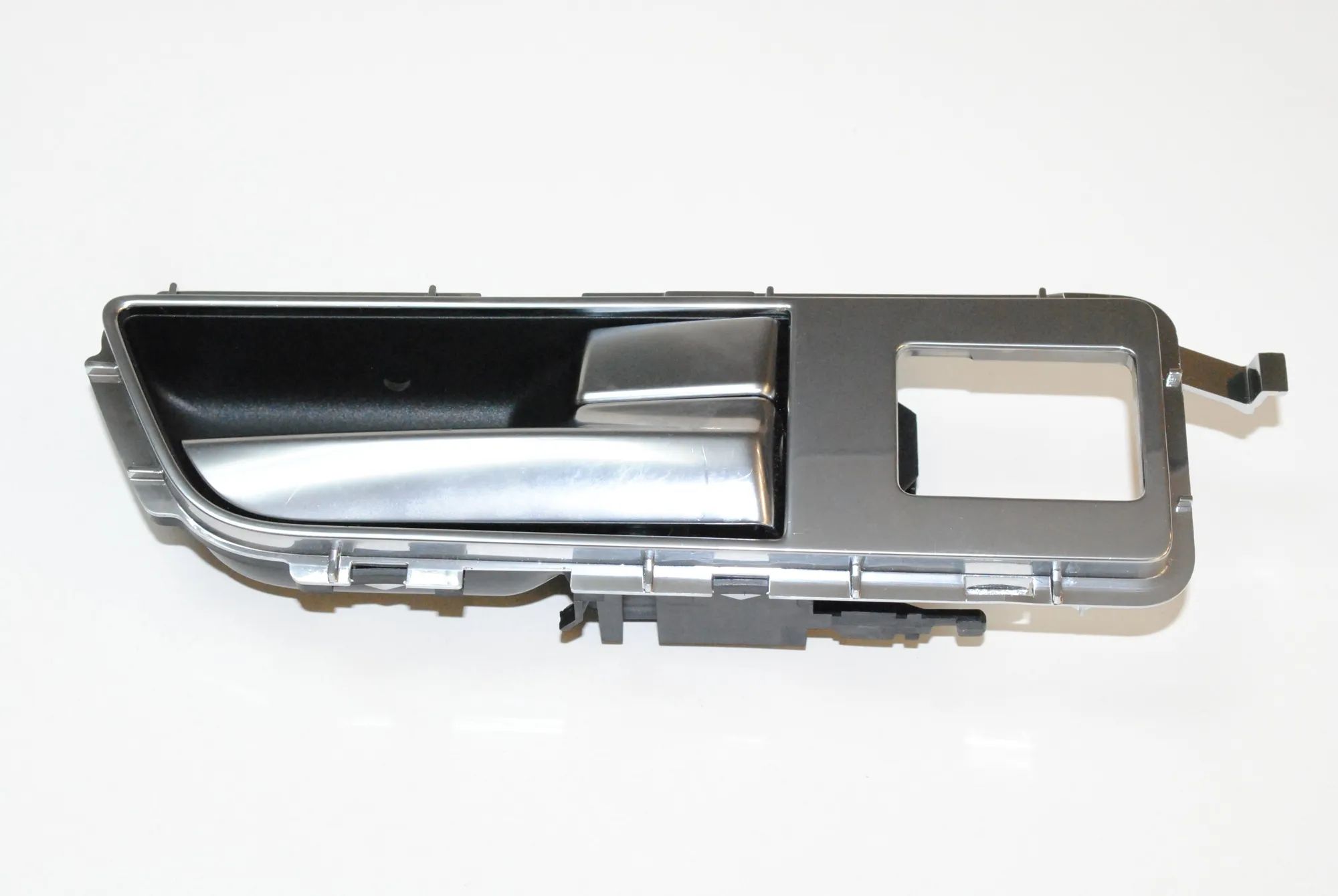 Land Rover Range Rover Sport Interior door handle surround — front right Interior door handle surround — front right — L...