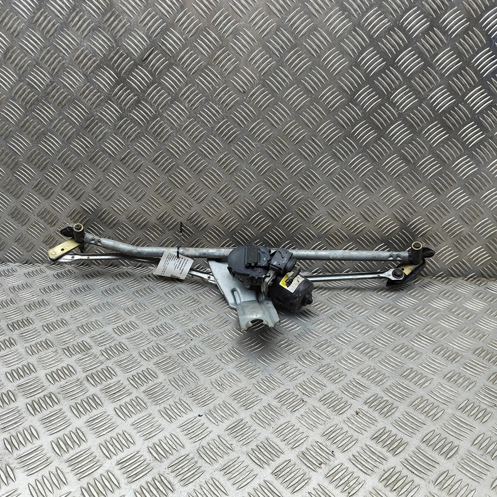Mini One, Cooper (R50 / R52 / R53) Front Windshield Wiper Mechanism