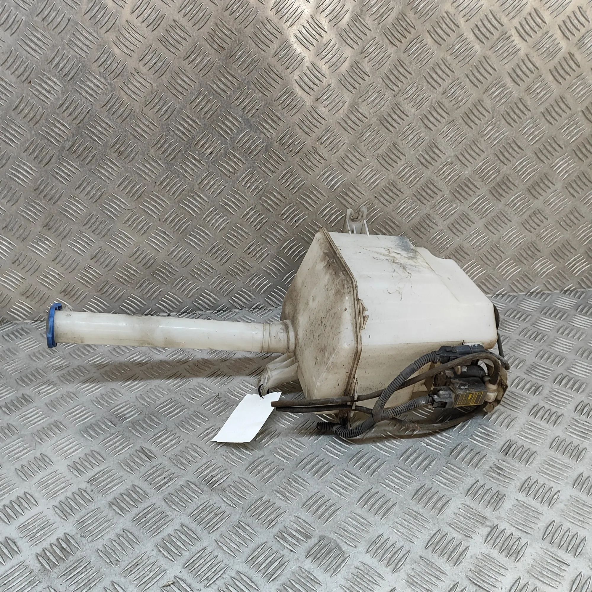 Kia Carnival Window Washer Tank Window Washer Tank — KIA CARNIVAL / GRAND CARNI...