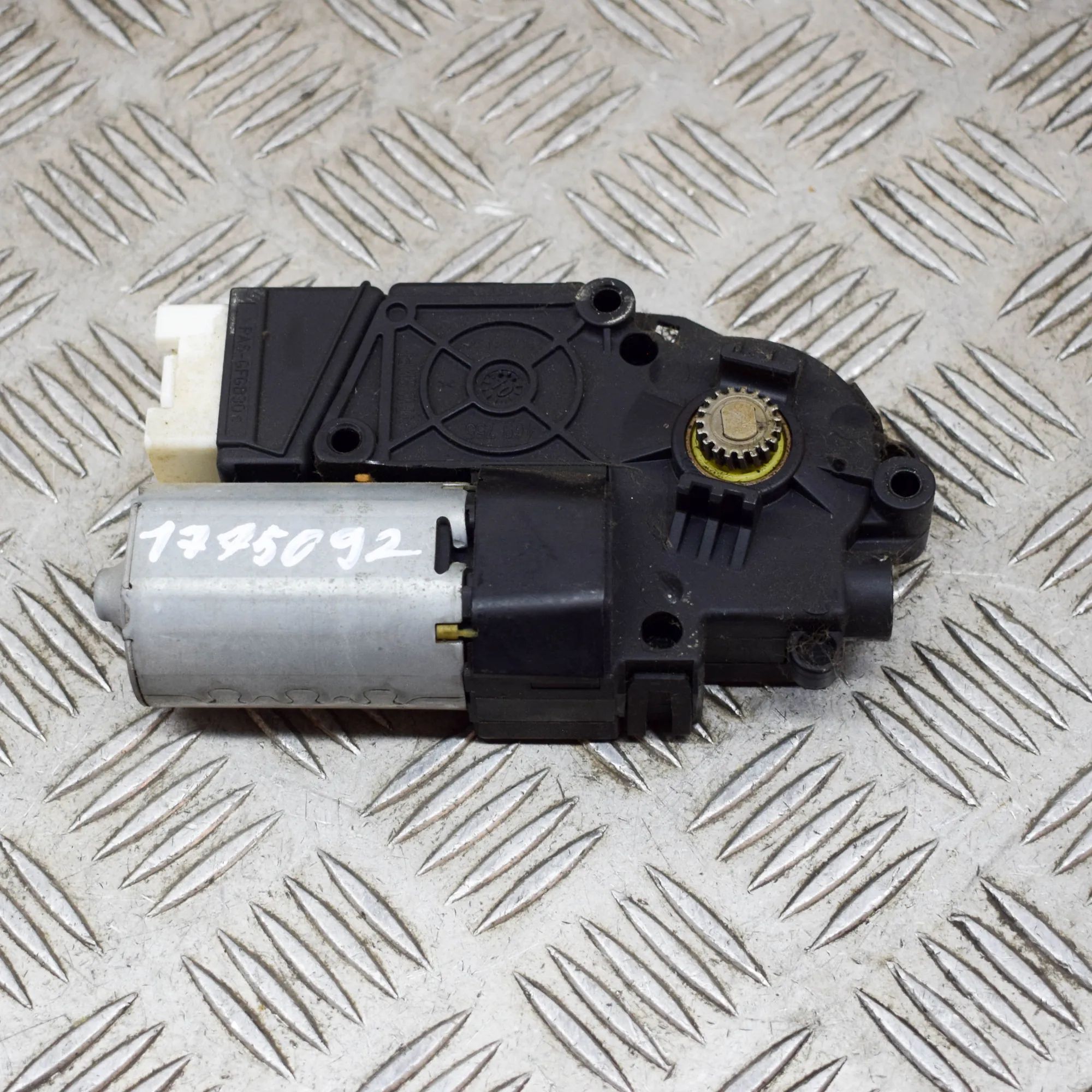 Mercedes-Benz GLK (X204) Sunroof Motor Sunroof Motor — MERCEDES BENZ GLK X204 (2008-PR...