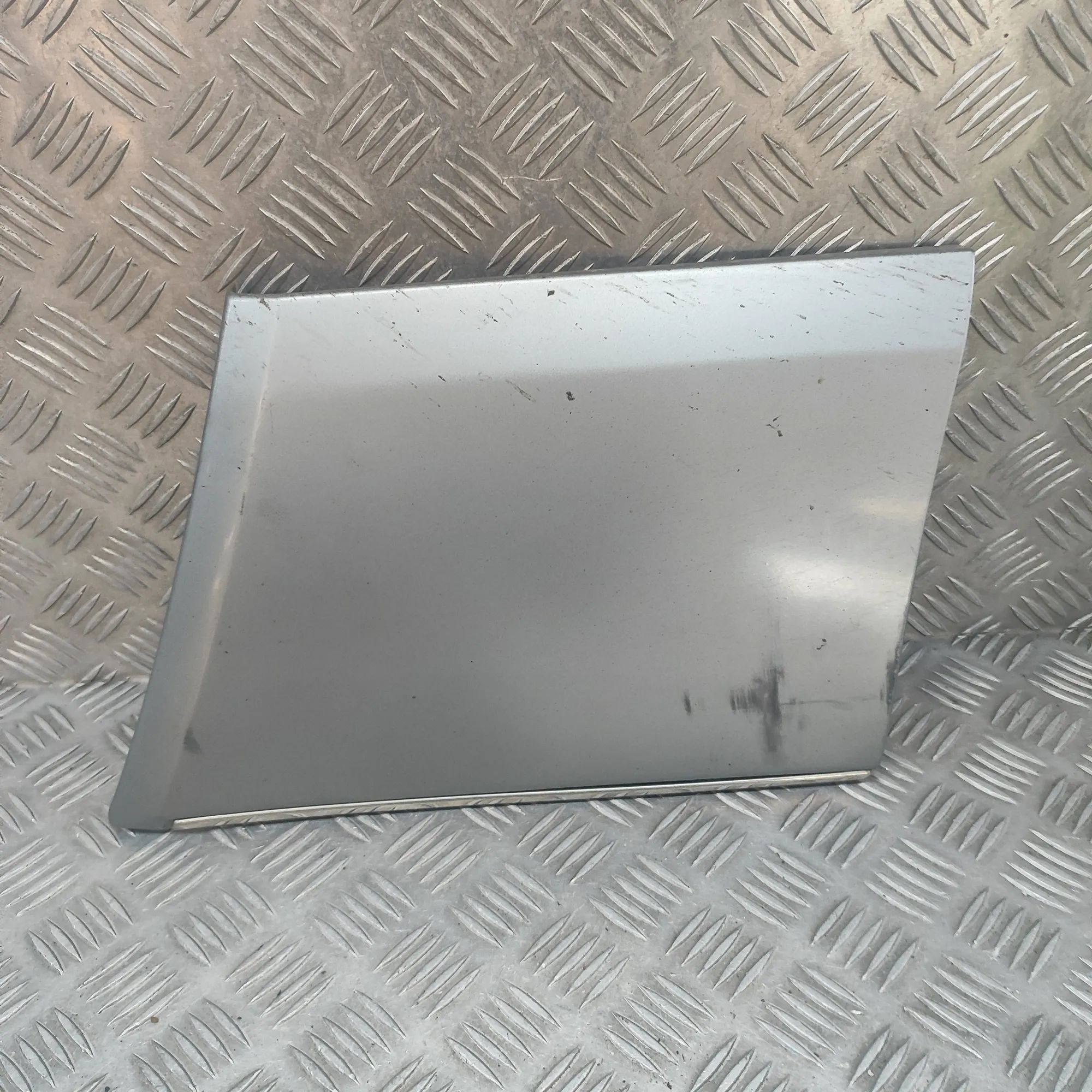 Mercedes-Benz 200 - 500 / E (W124) Fender moulding — front right Fender moulding — front right — MERCEDES BENZ E...