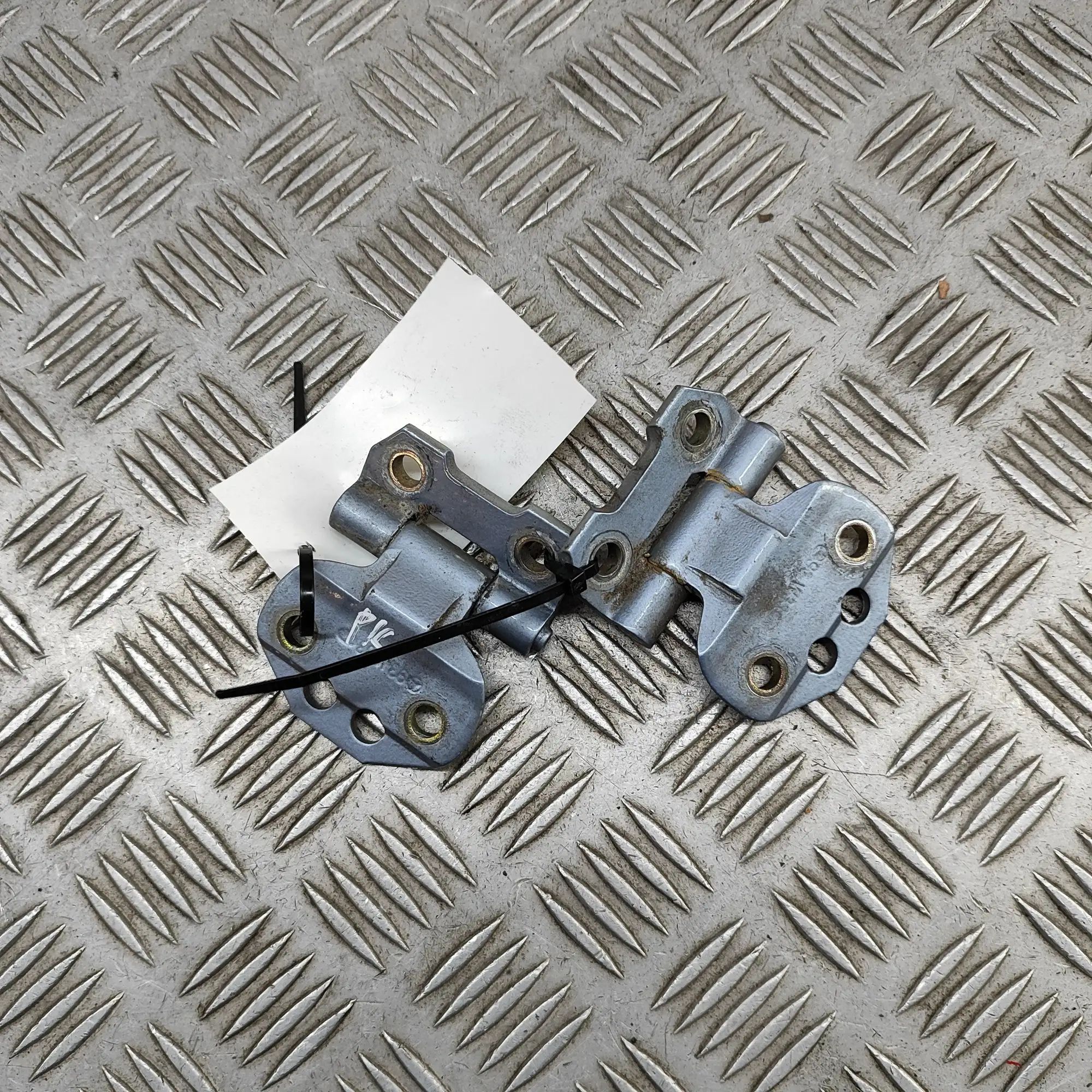 Mercedes-Benz 200 - 500 / E (W124) Door hinge set — front left Door hinge set — front left — MERCEDES BENZ E-C...