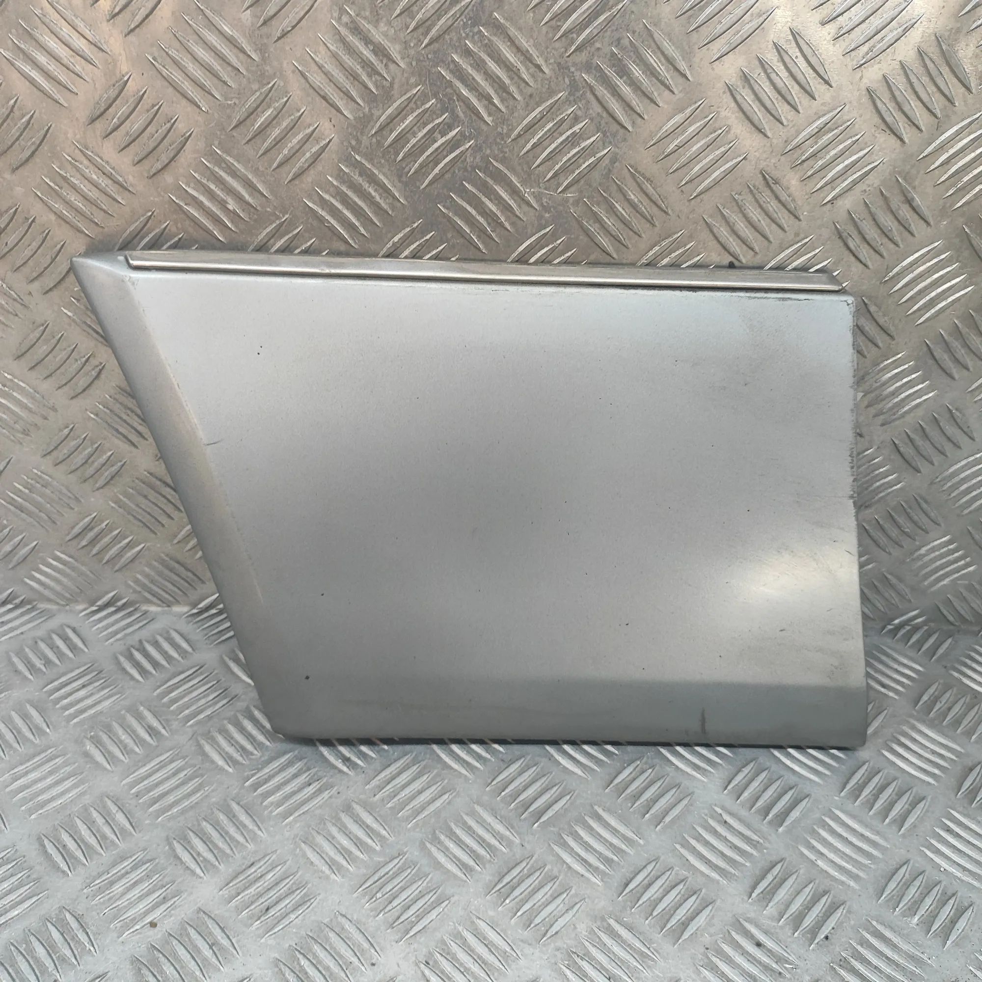 Mercedes-Benz 200 - 500 / E (W124) Fender moulding — front left Fender moulding — front left — MERCEDES BENZ E-...