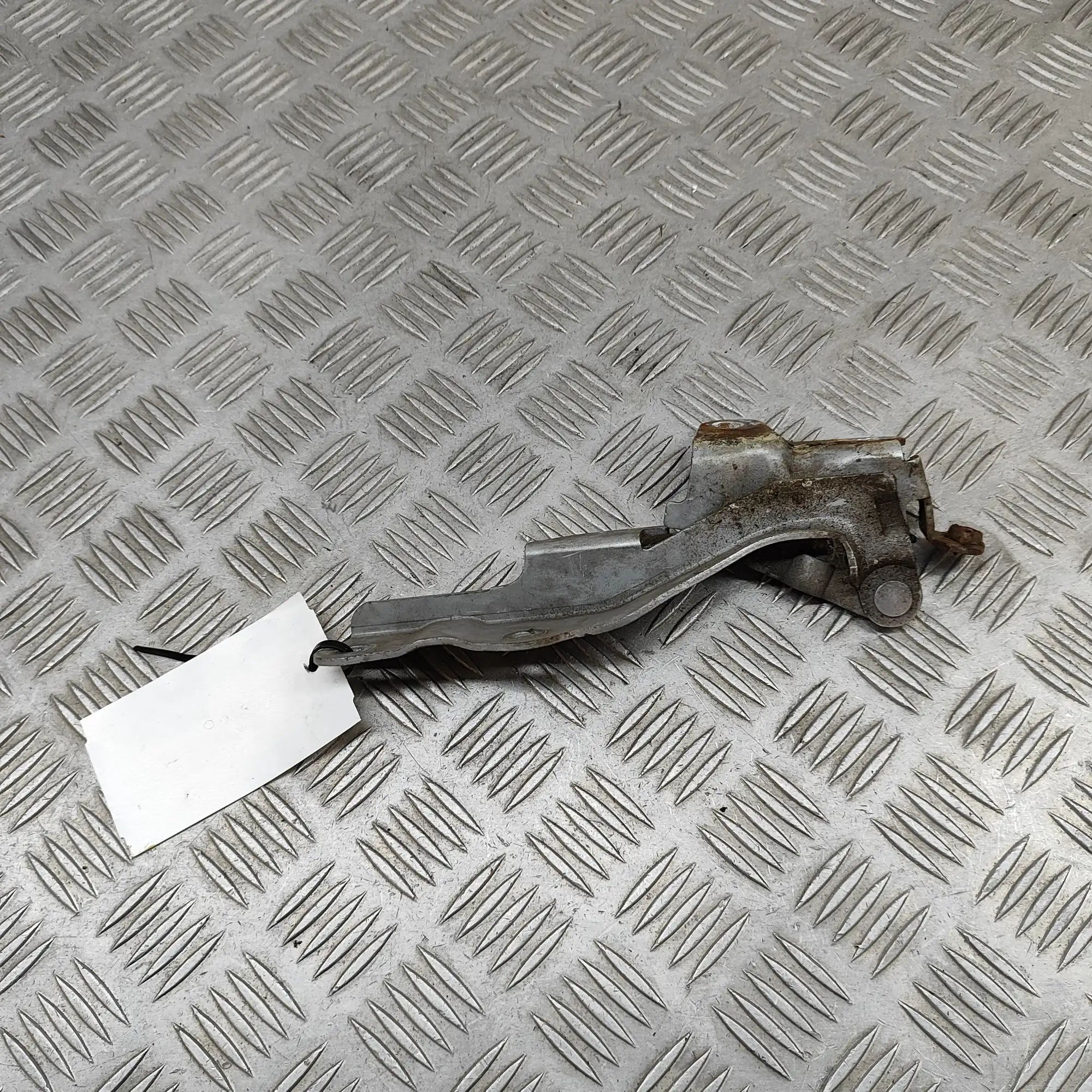 Kia Carnival Bonnet hinge — front left Bonnet hinge — front left — KIA CARNIVAL / GRAN...