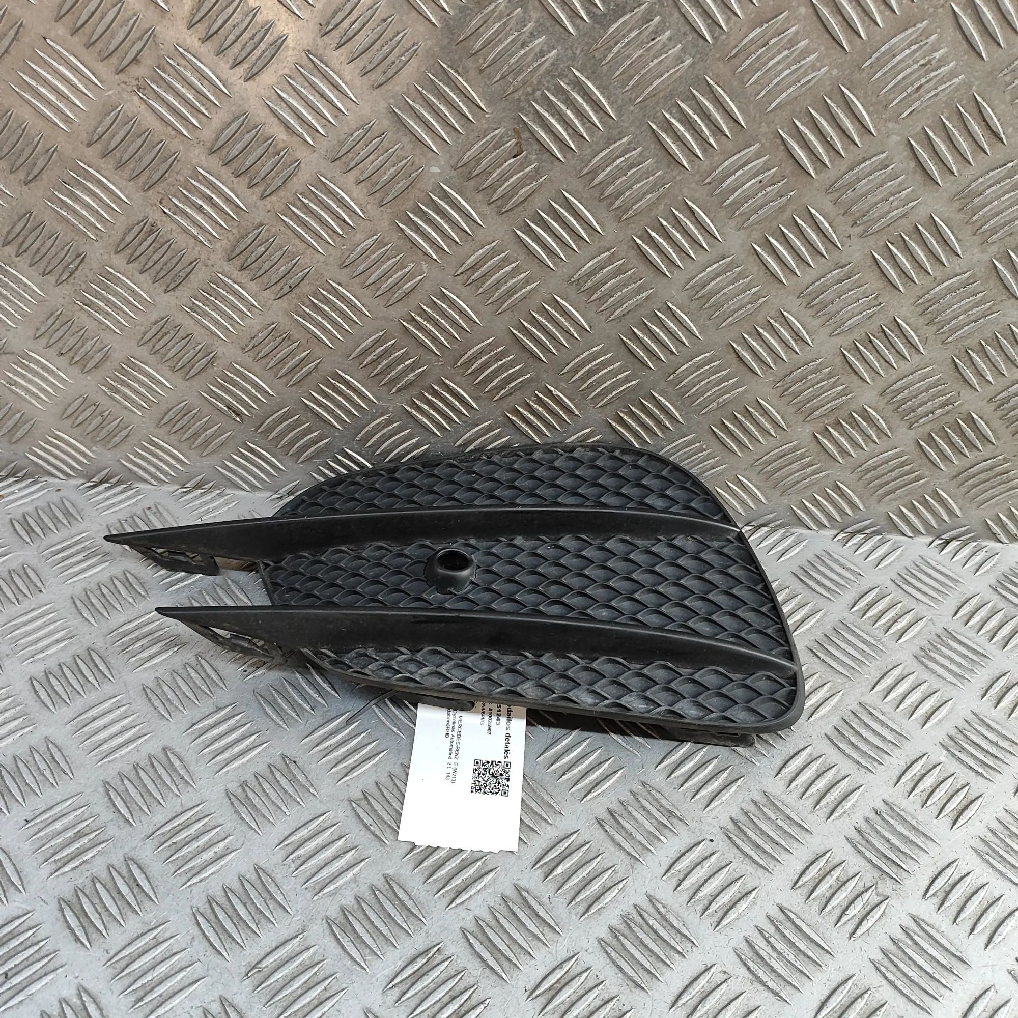 Mercedes-Benz A (W176) Grille — front — left Grille — front — left — MERCEDES BENZ E-CLASS (...