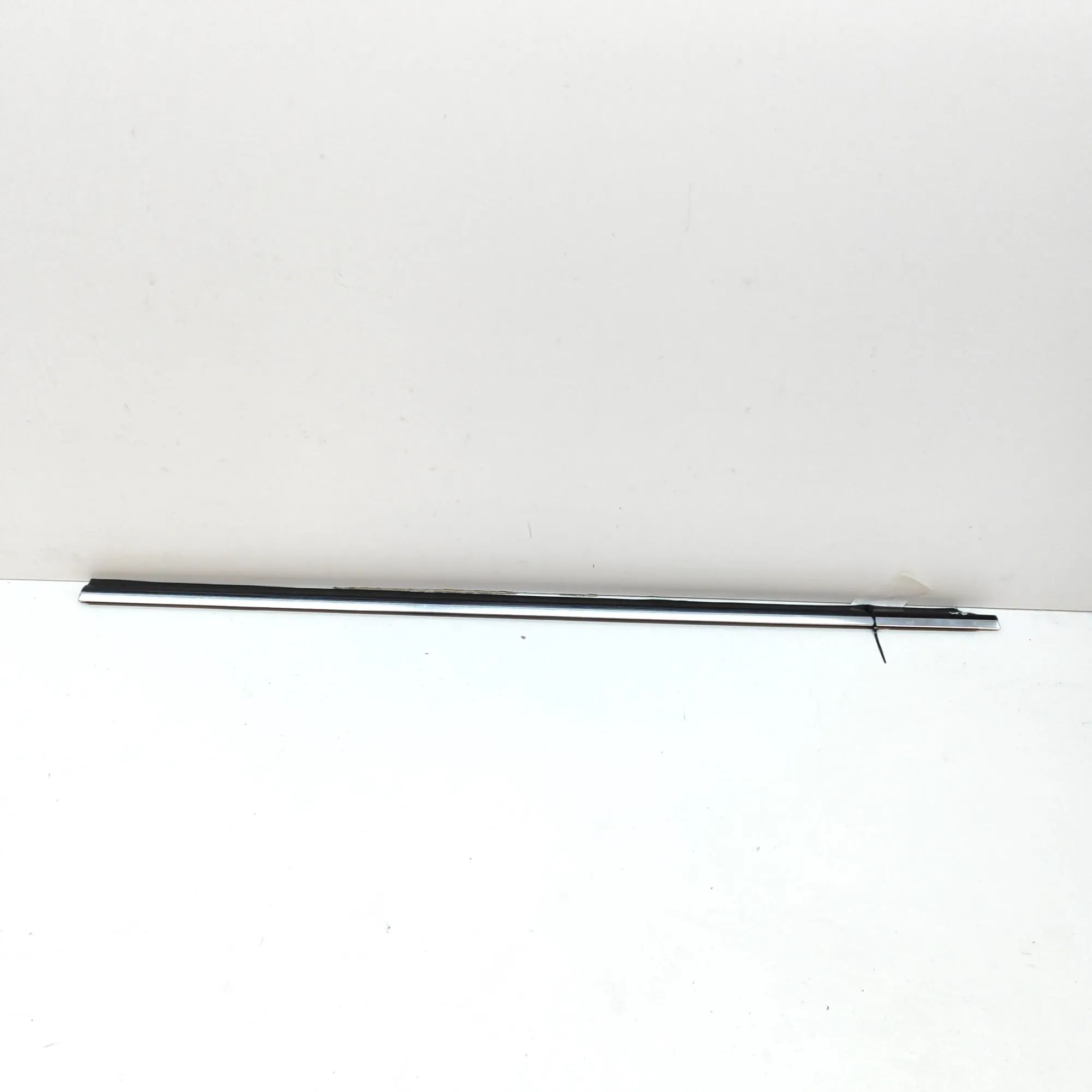 Mercedes-Benz 200 - 500 / E (W124) Door window strip — rear left Door window strip — rear left — MERCEDES BENZ S...