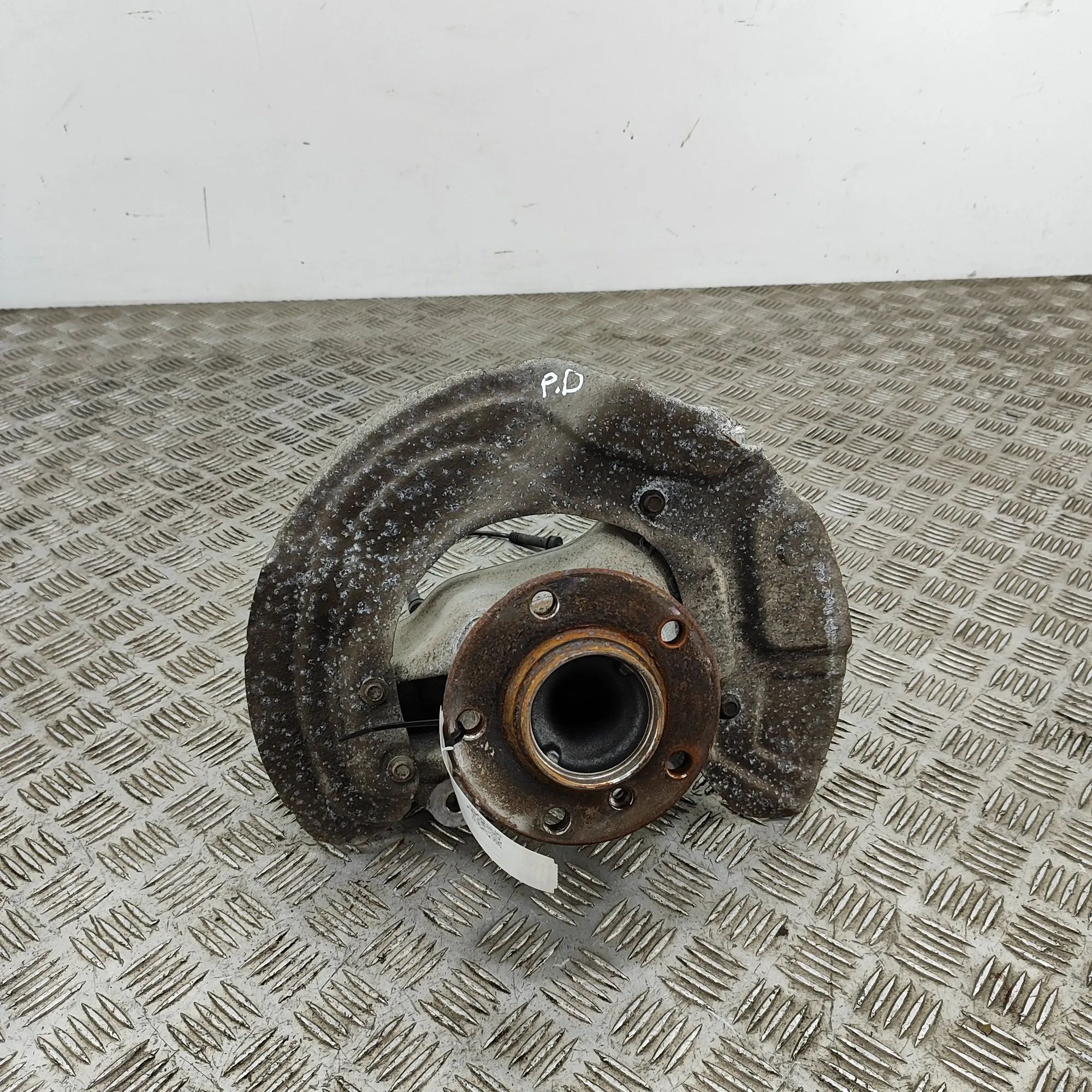BMW 1 (E81 / E82 / E87 / E88) Front Right Wheel Hub Front Right Wheel Hub — BMW 1 F20 (2010-2019) —...