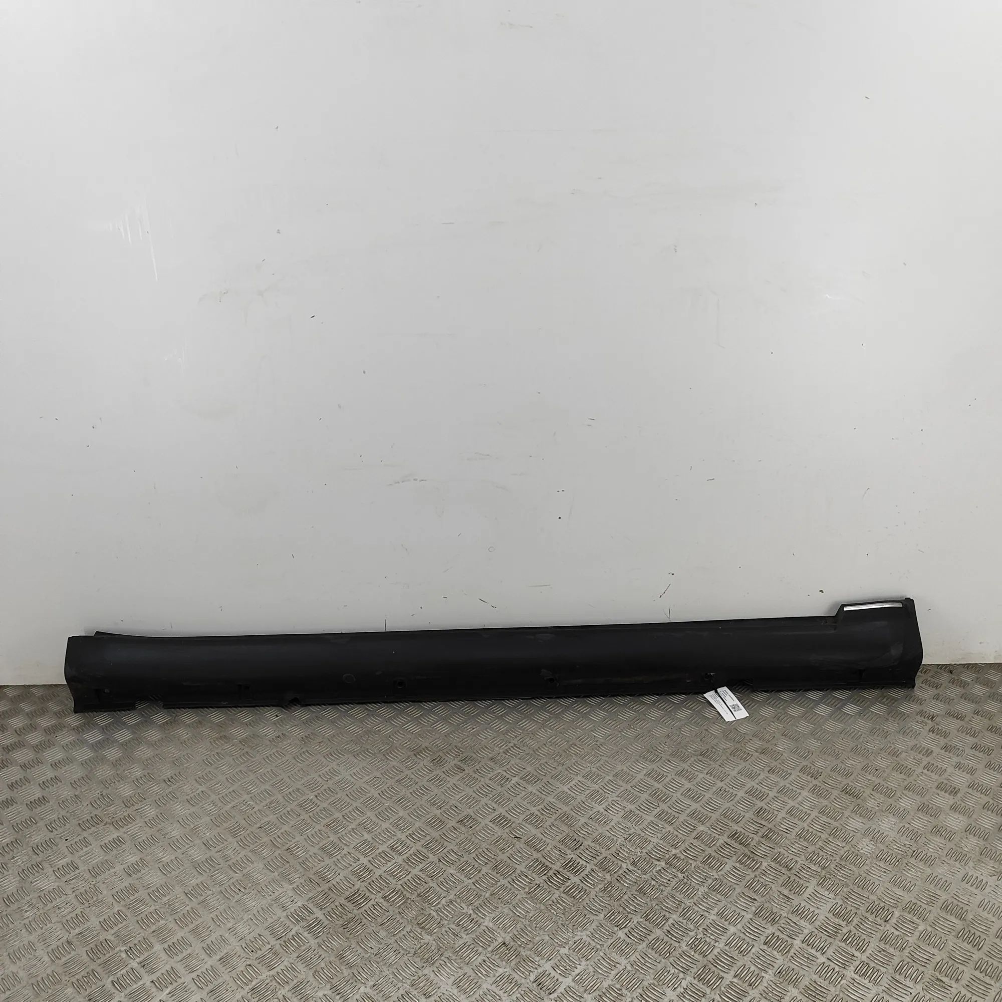 Infiniti FX (S50) Right Side Plastic Sideskirt Cover Right Side Plastic Sideskirt Cover — INFINITI F...