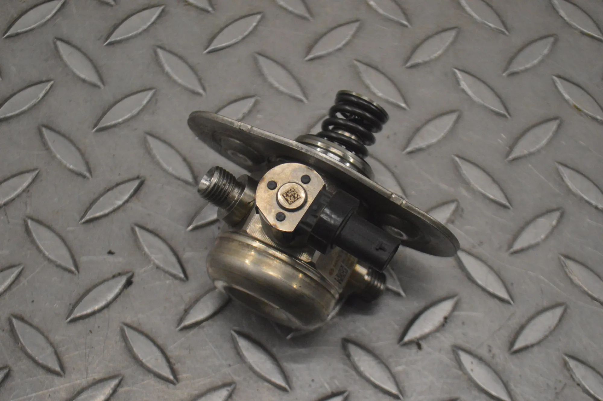 BMW 2 (F22 / F23) насос топлива Fuel pump — BMW 2 Cabrio F23 (2014-2021) — 7642...