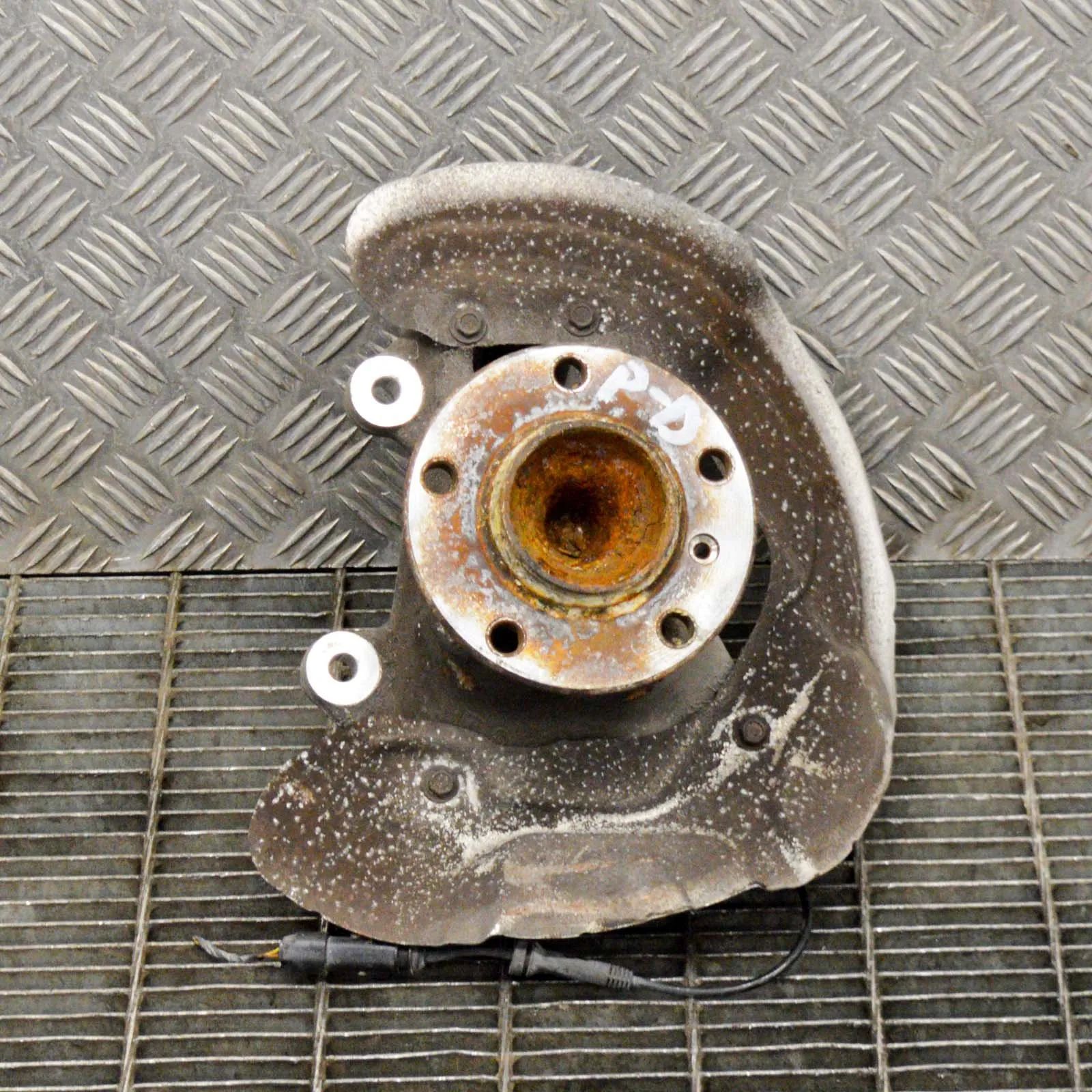 BMW 1 (E81 / E82 / E87 / E88) Front Right Wheel Hub Front Right Wheel Hub — BMW 1 F20 (2010-2019) —...