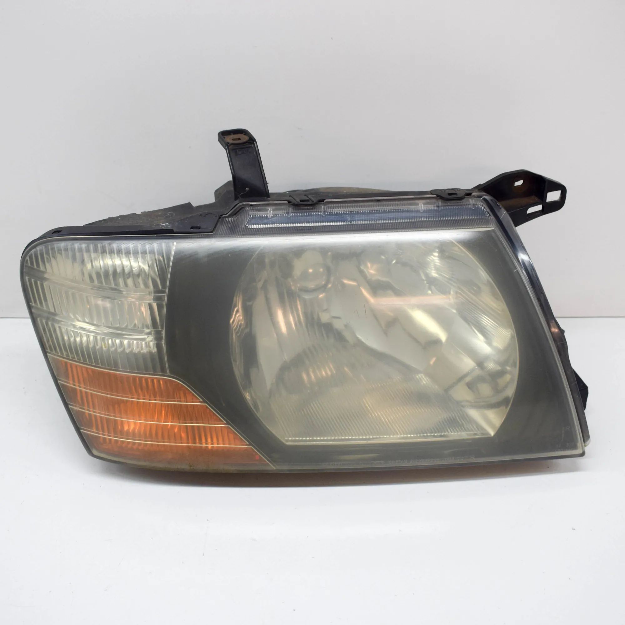 Mitsubishi Pajero Front Right Headlight Front Right Headlight — MITSUBISHI PAJERO III V...