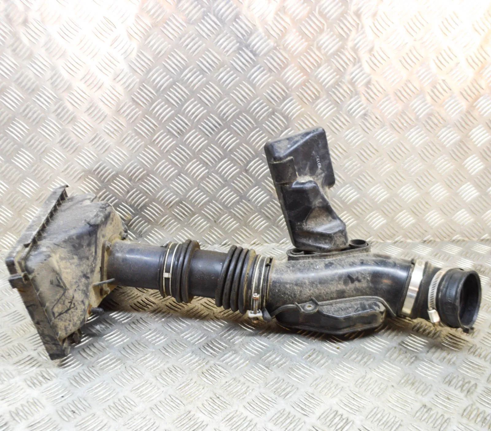 Infiniti FX (S50) Air Intake Tube Air Intake Tube — INFINITI FX (2002-2008) — 226...
