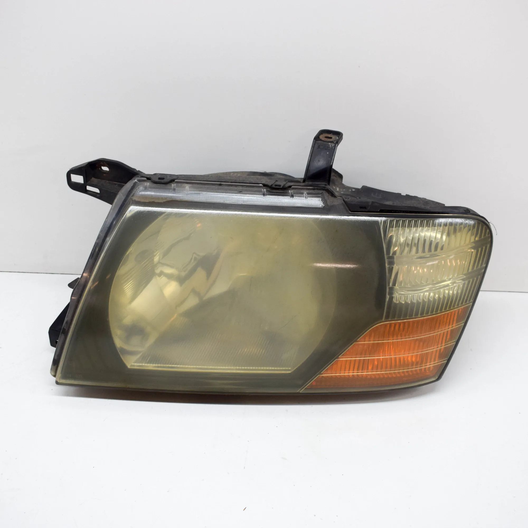 Mitsubishi Pajero Front Left Headlight Front Left Headlight — MITSUBISHI PAJERO III V7...