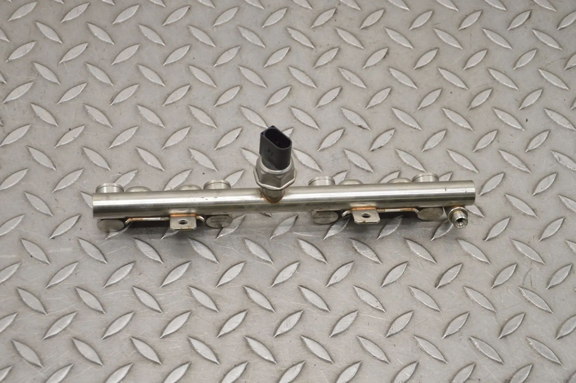BMW 1 (E81 / E82 / E87 / E88) Fuel Rail Fuel rail — BMW 1 F20 (2010-2019) — V7592428,75...