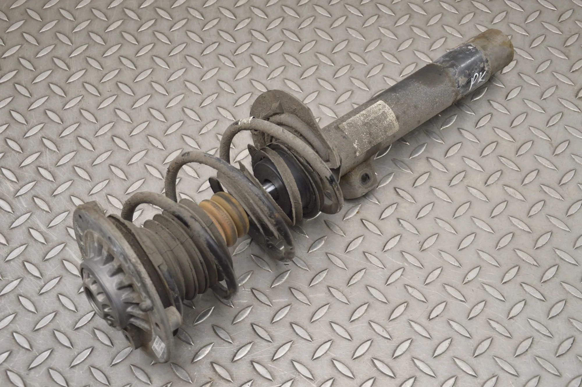 BMW 1 (E81 / E82 / E87 / E88) Shock absorber — front left Shock absorber — front left — BMW 1 F20 (2010-2...