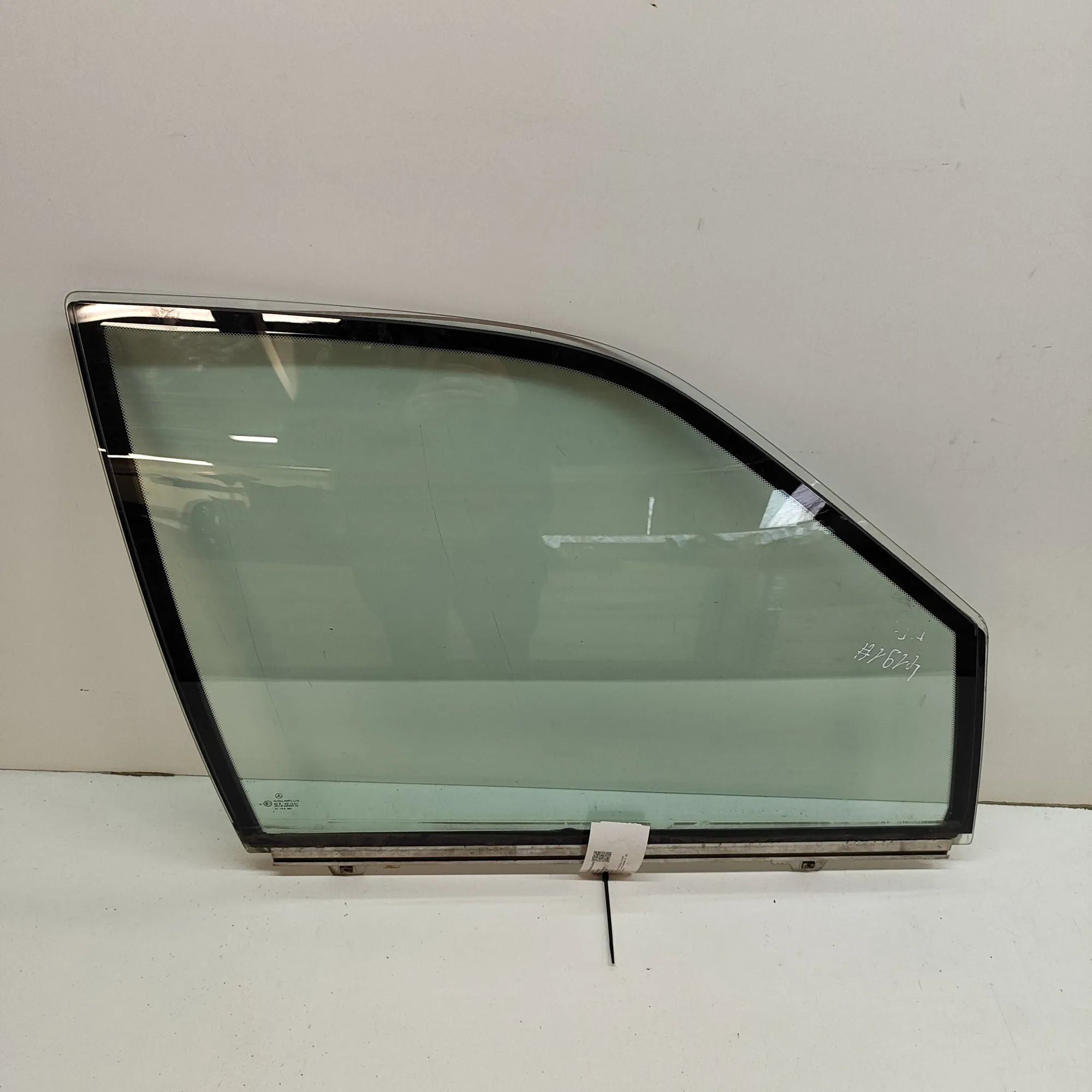 Mercedes-Benz 200 - 500 / E (W124) Front Right Door Window Front Right Door Window — MERCEDES BENZ S-CLASS...