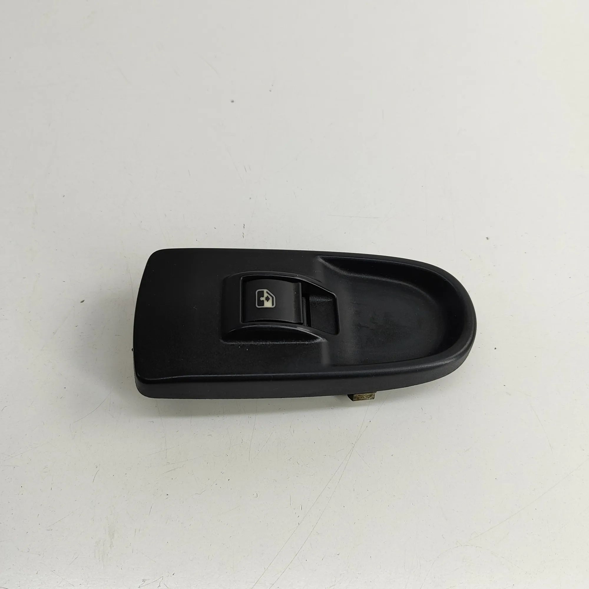 Iveco Daily Door window switch — front right Door window switch — front right — IVECO DAILY ...