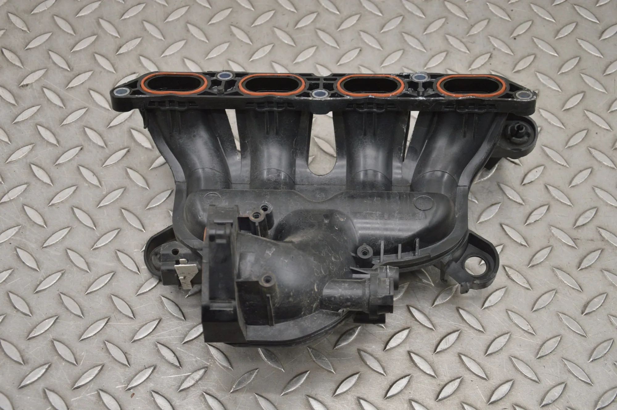 BMW 1 (E81 / E82 / E87 / E88) imusarja Intake Manifold — BMW 1 F20 (2010-2019) — V7595...
