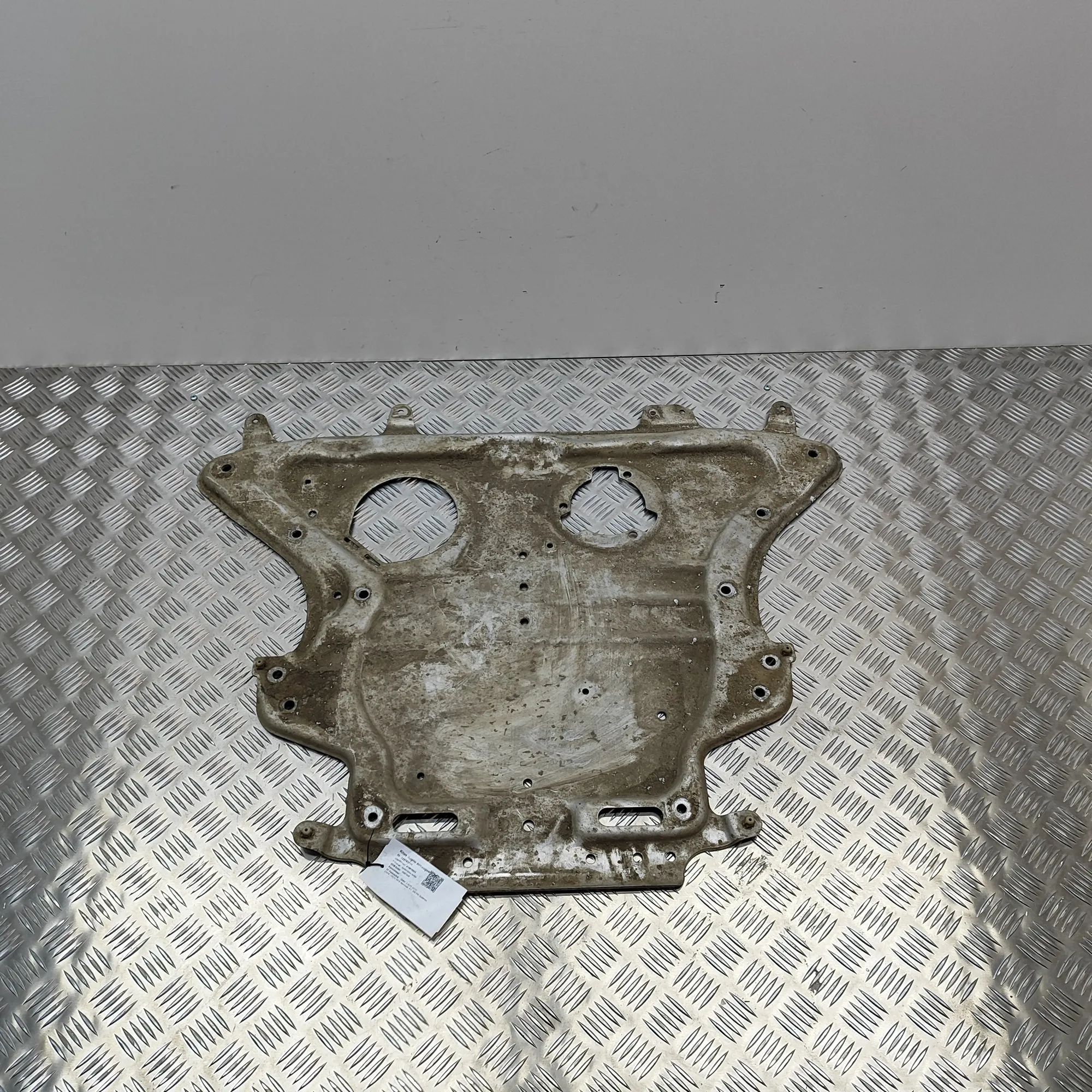 BMW 7 (G11 / G12) Крышка двигателя (пластик) Engine cover — BMW 7 G11, G12 (2014-2022) — 688...