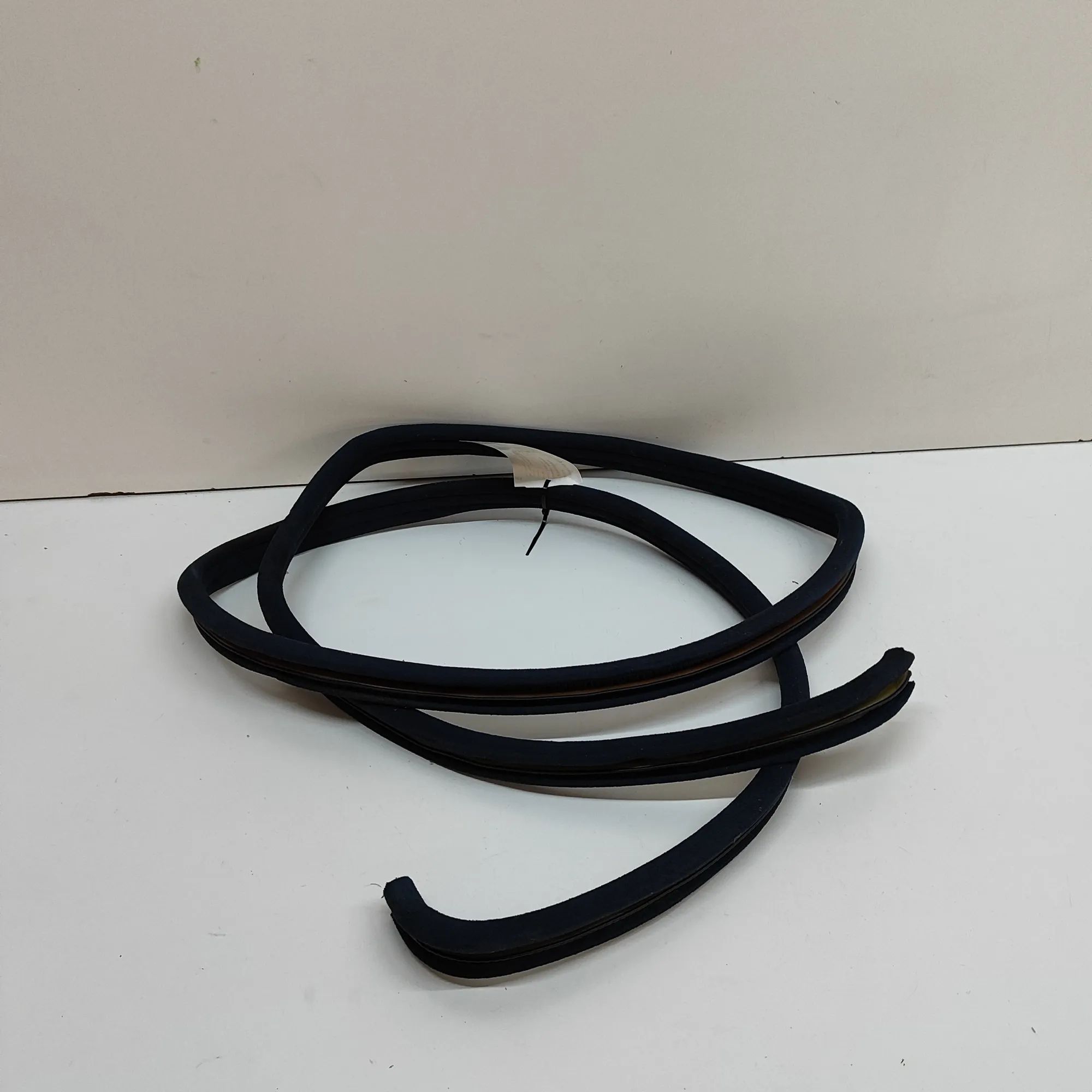 Mercedes-Benz 200 - 500 / E (W124) Door rubber seal — front right Door rubber seal — front right — MERCEDES BENZ ...