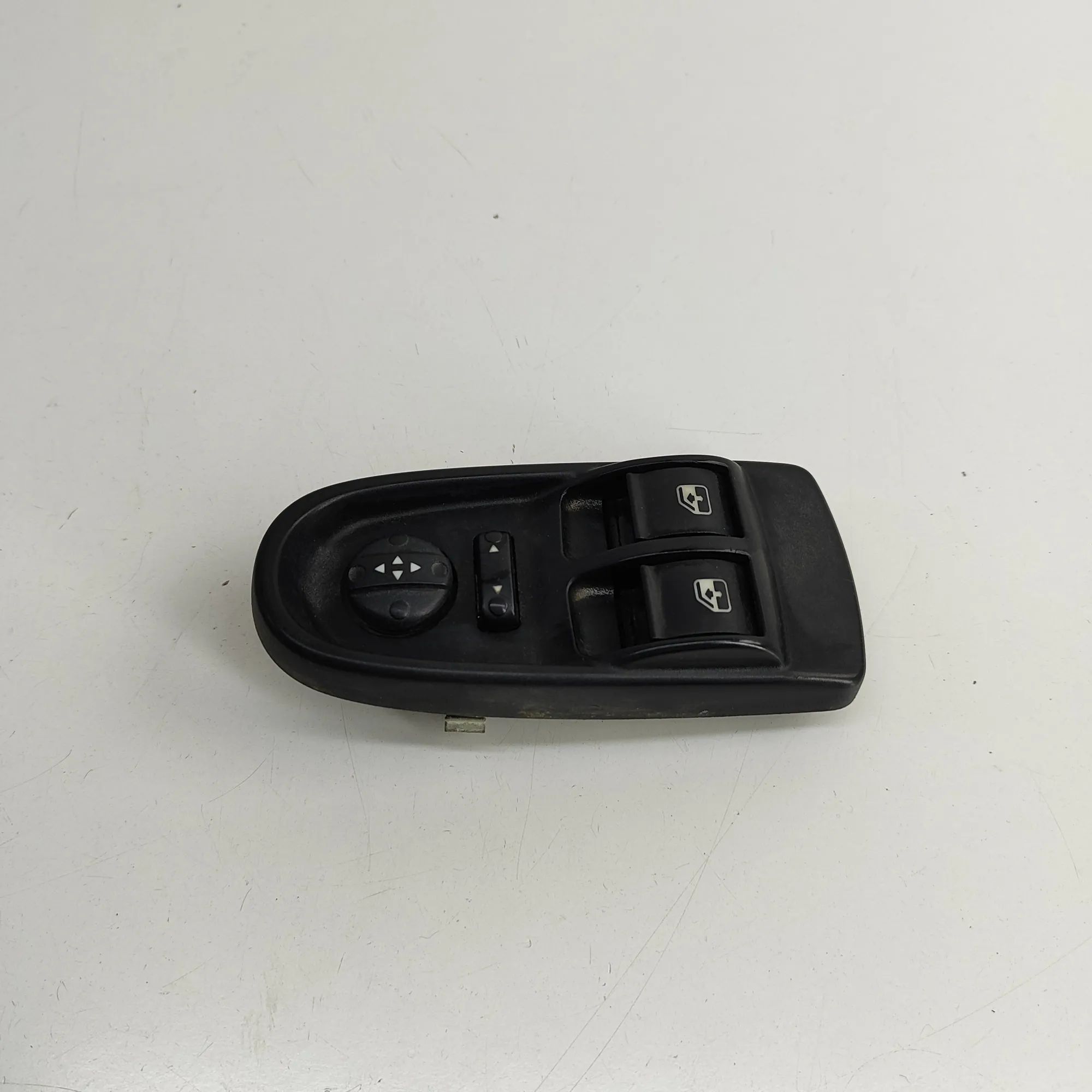 Iveco Daily Door window switch — front left Door window switch — front left — IVECO DAILY V...