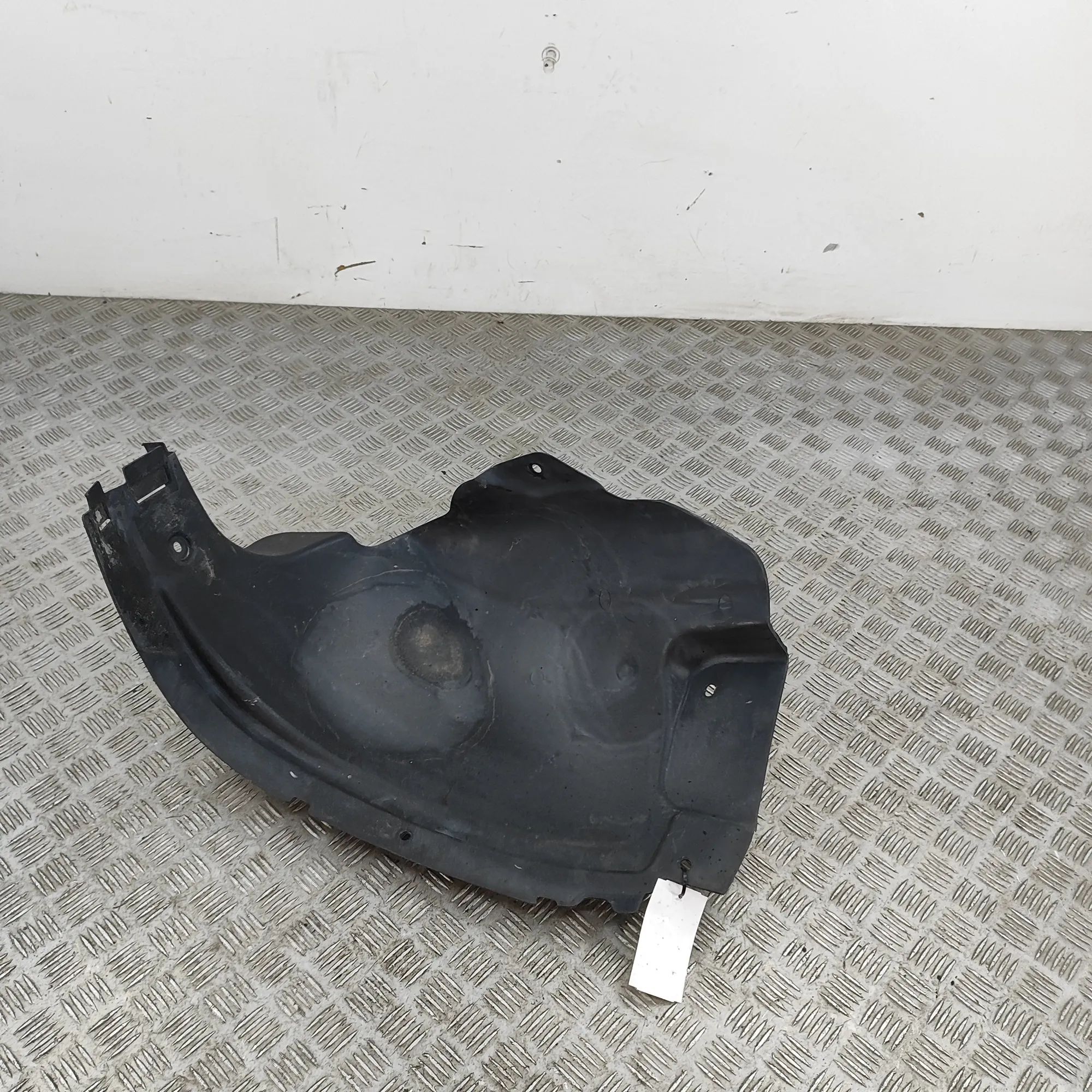 Chevrolet Orlando Wheel arch liner — front — right — rear section Wheel arch liner — front — right — rear section...