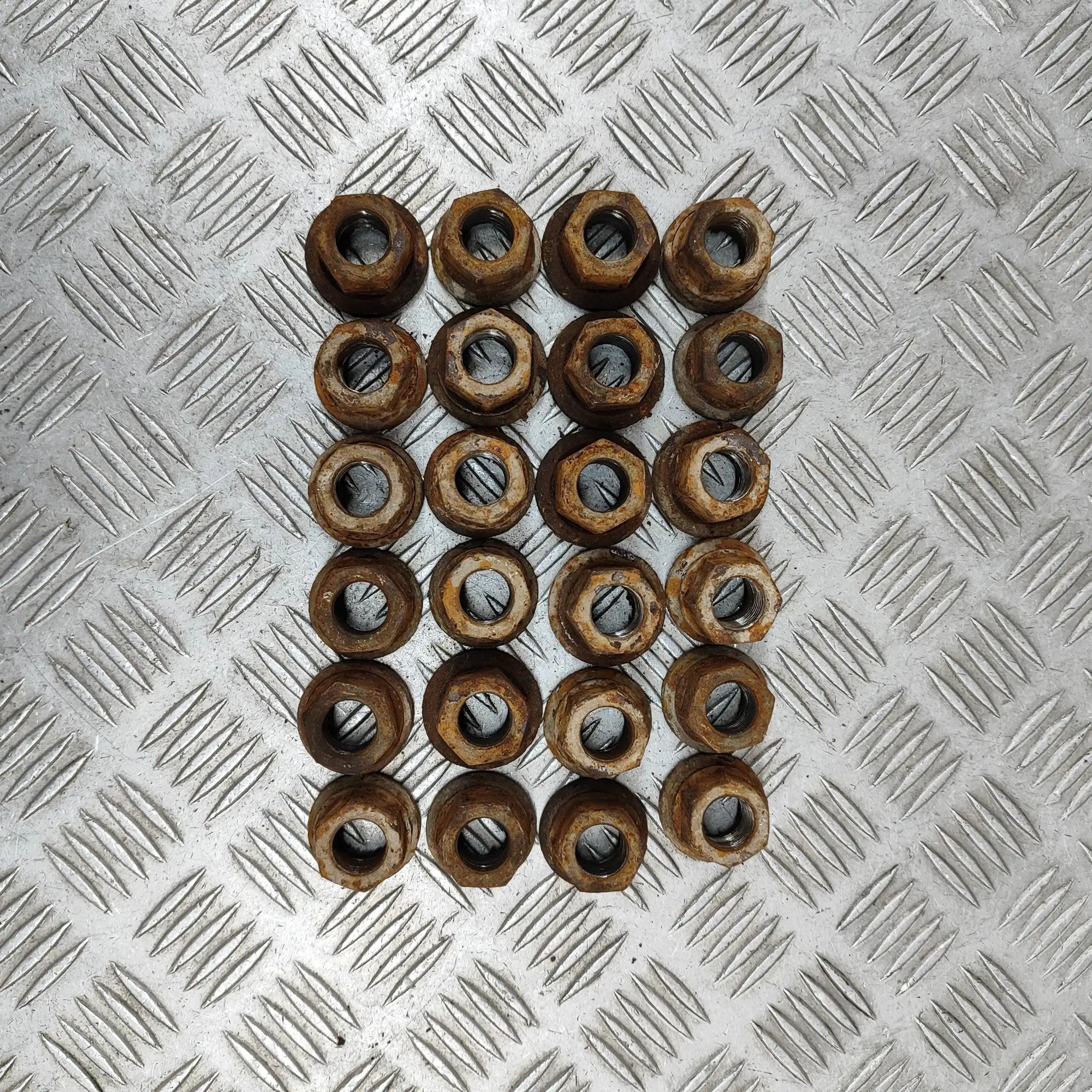 Iveco Daily Wheel Screws Kit Wheel Screws Kit — IVECO DAILY V Van/Estate (20...